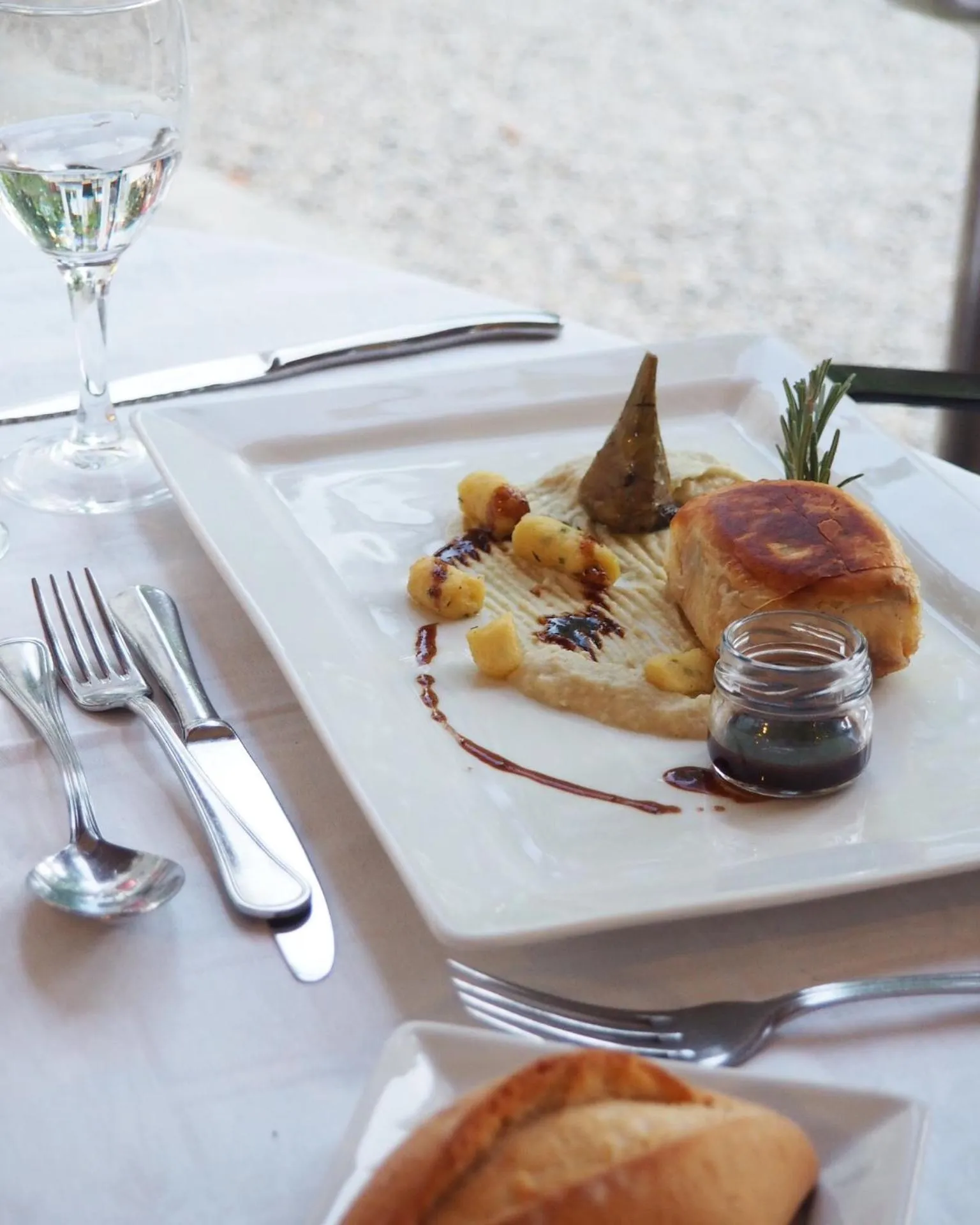 Restaurant/places to eat in Château des Comtes de Challes