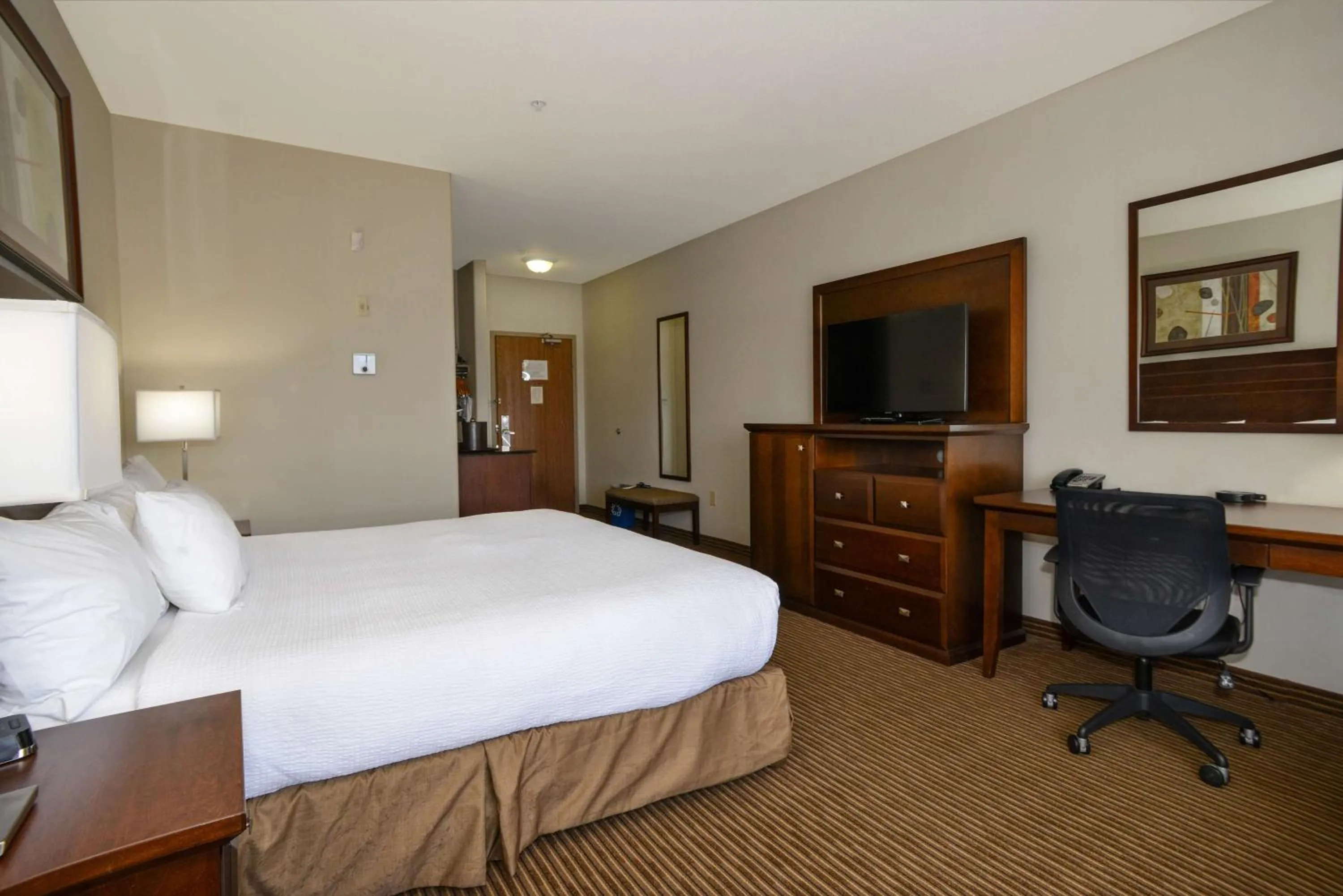 Bedroom, Bed in Coast Weyburn Hotel