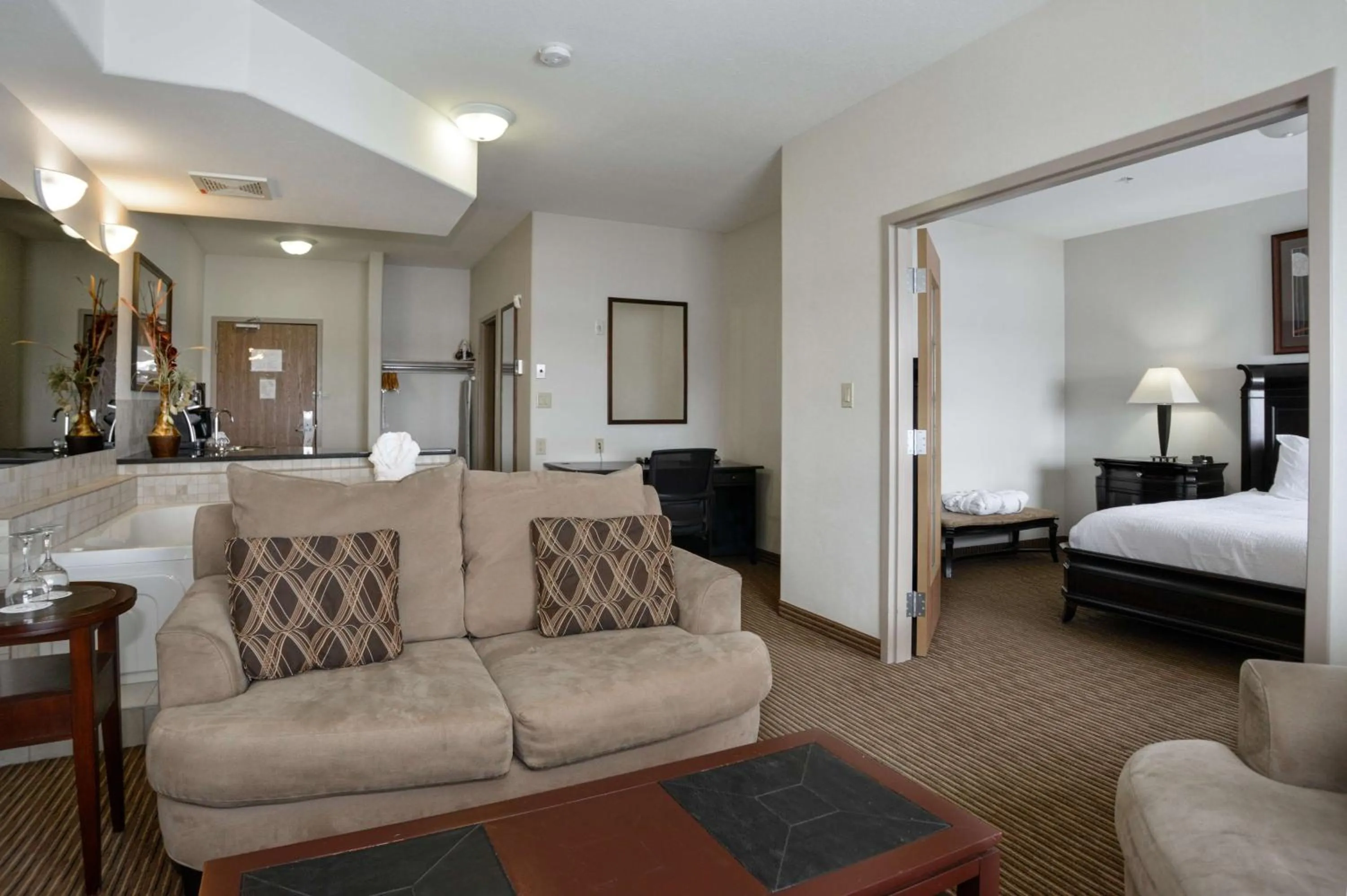 Photo of the whole room, Bed in Coast Weyburn Hotel