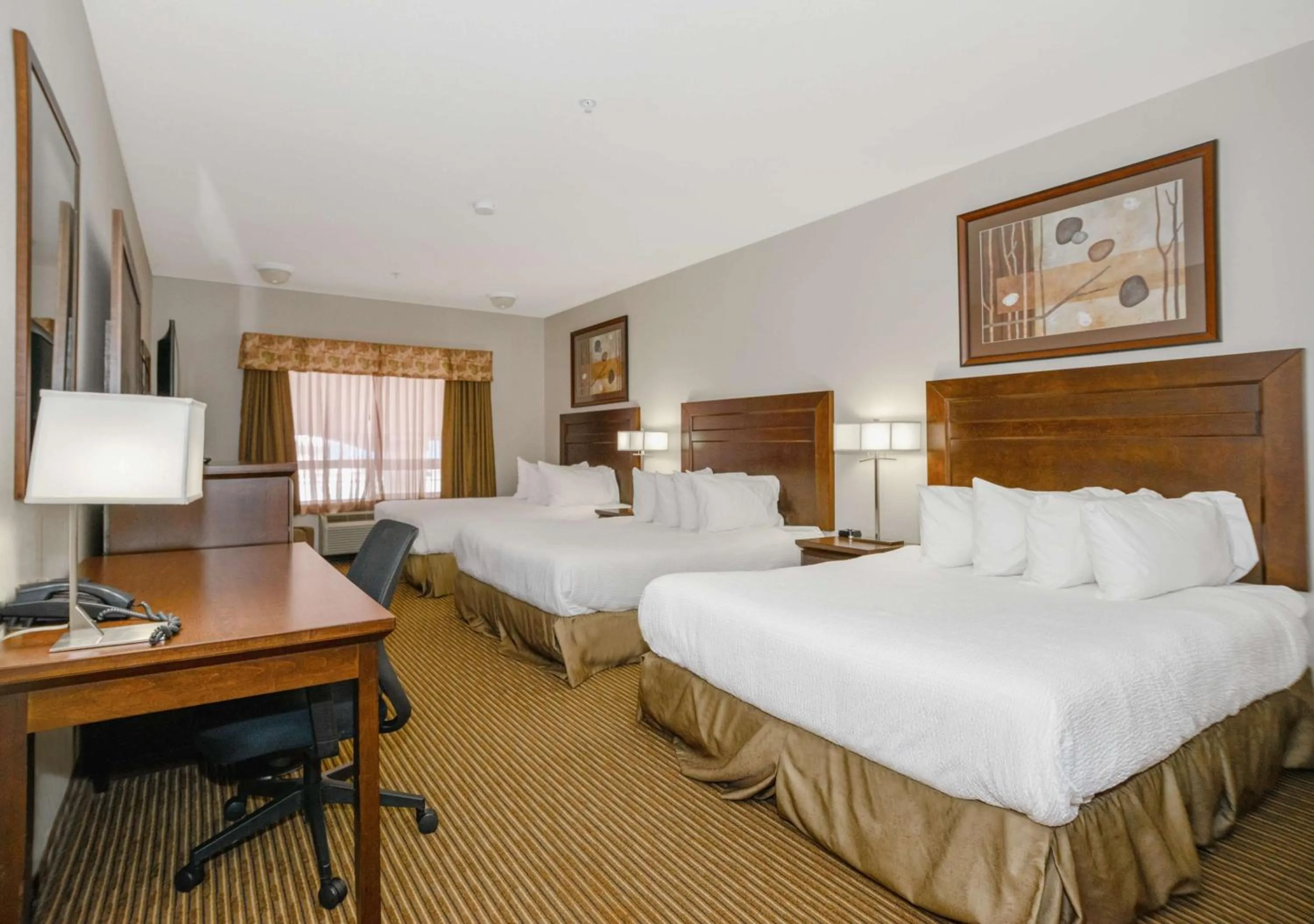 Bedroom, Bed in Coast Weyburn Hotel