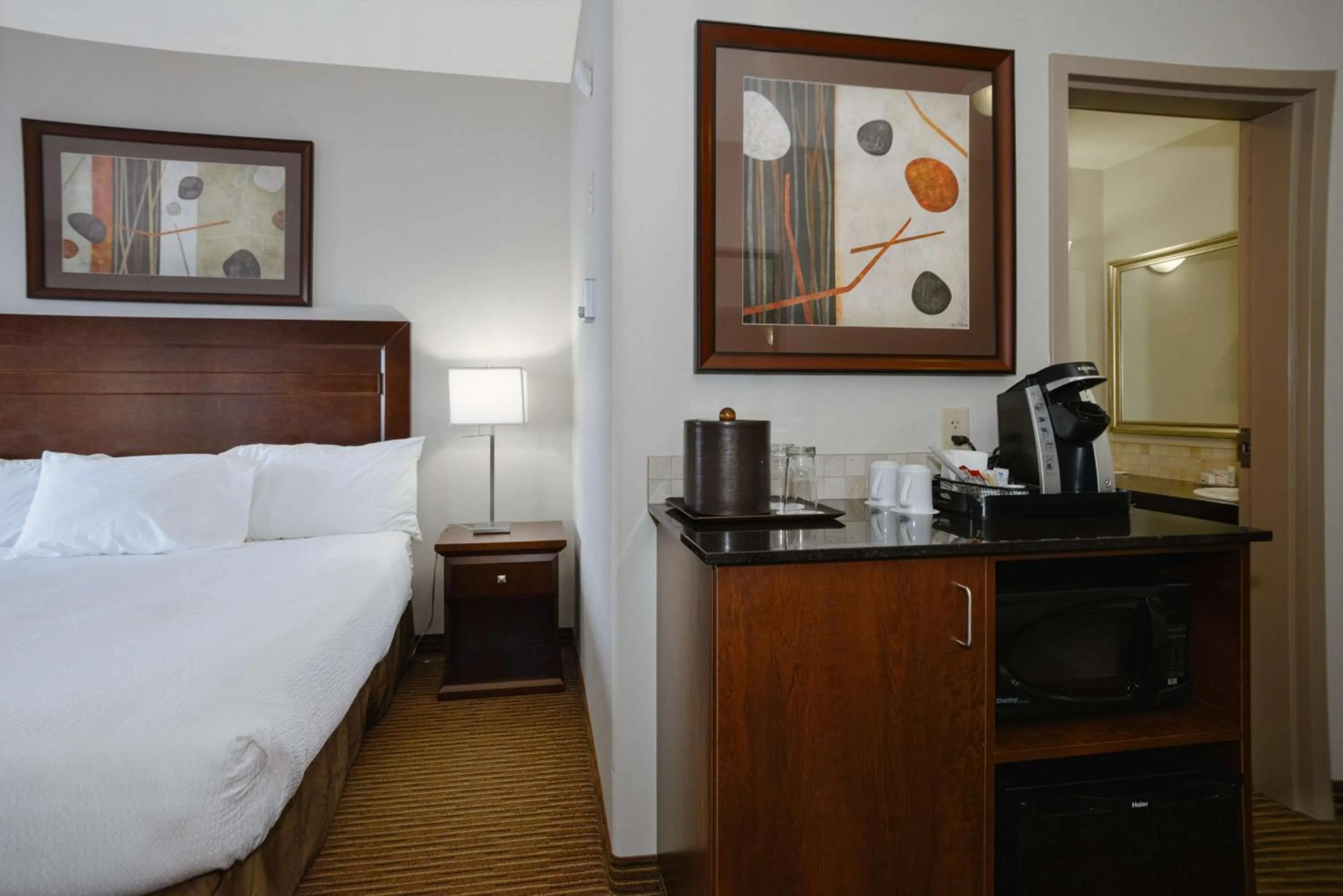 Bedroom, Bed in Coast Weyburn Hotel