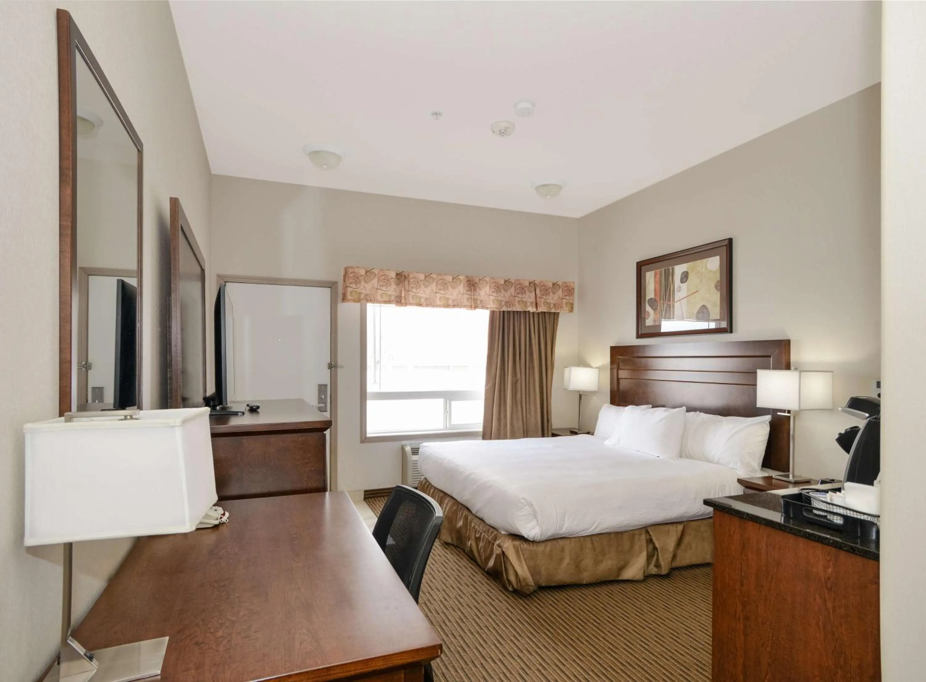 Bedroom, Bed in Coast Weyburn Hotel