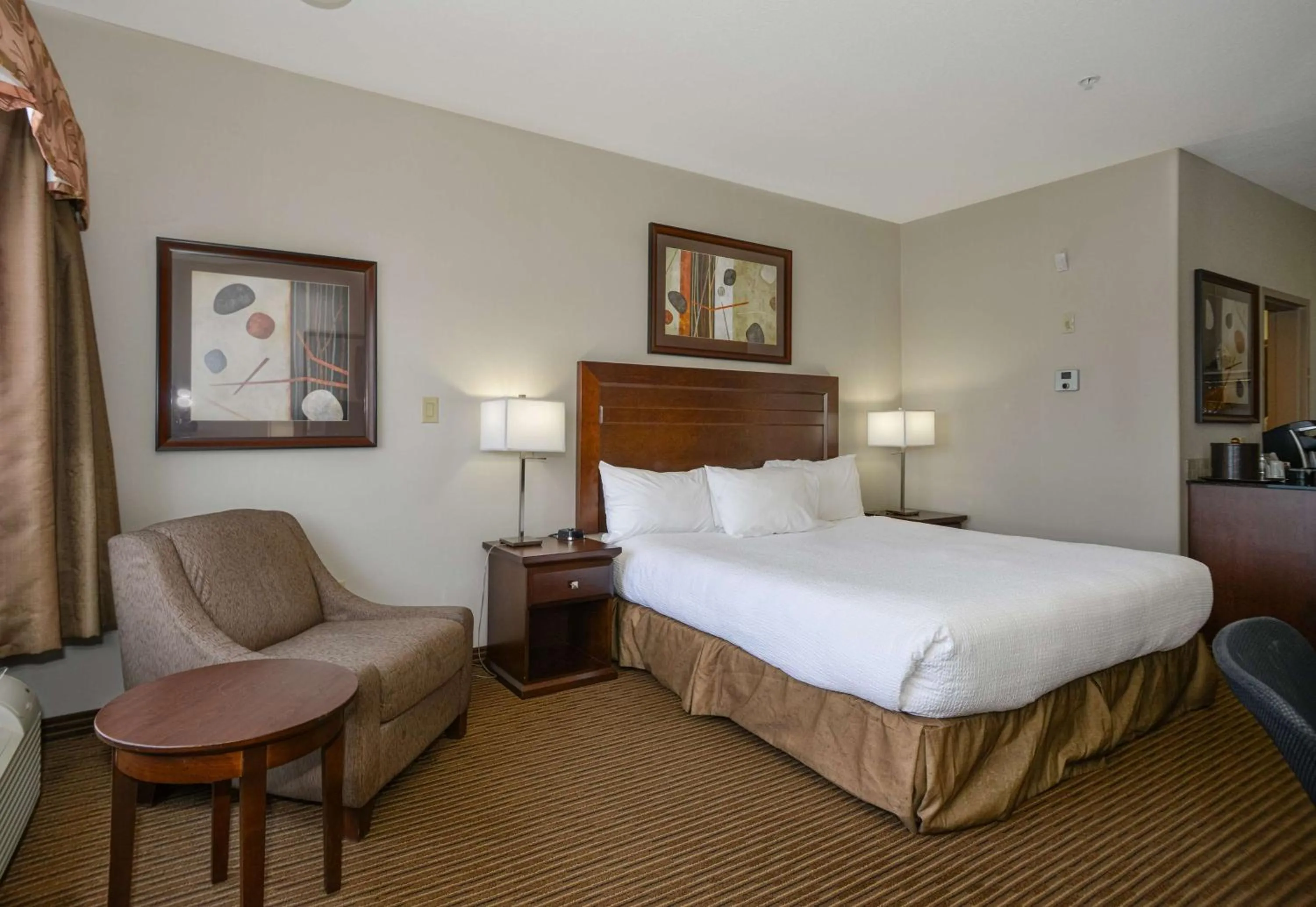 Bedroom, Bed in Coast Weyburn Hotel