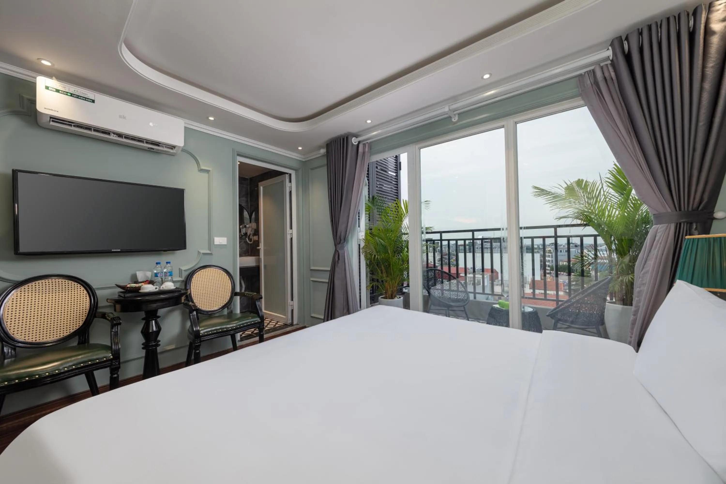 Balcony/Terrace, Bed in Madelise Grand Hotel