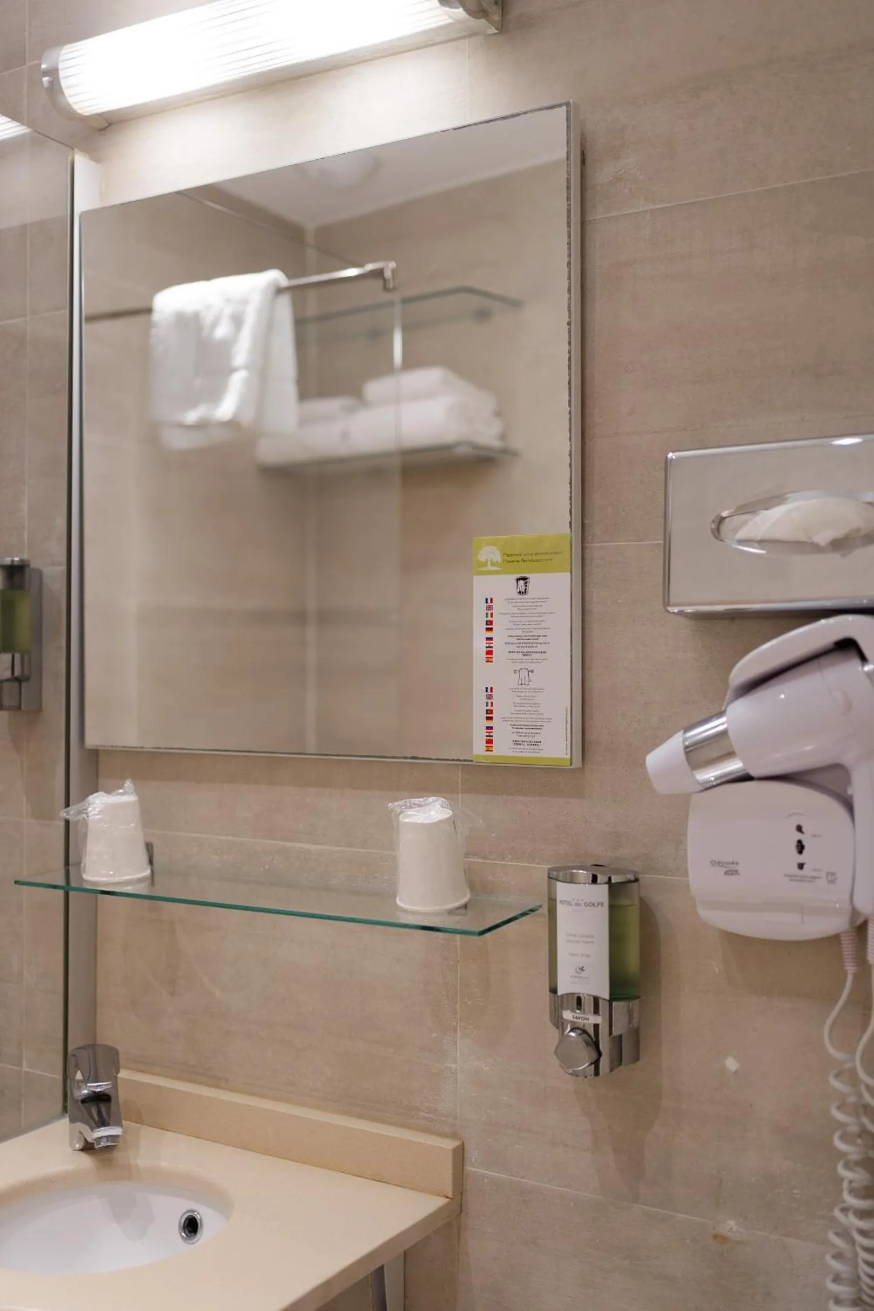 Bathroom in Hôtel Du Golfe