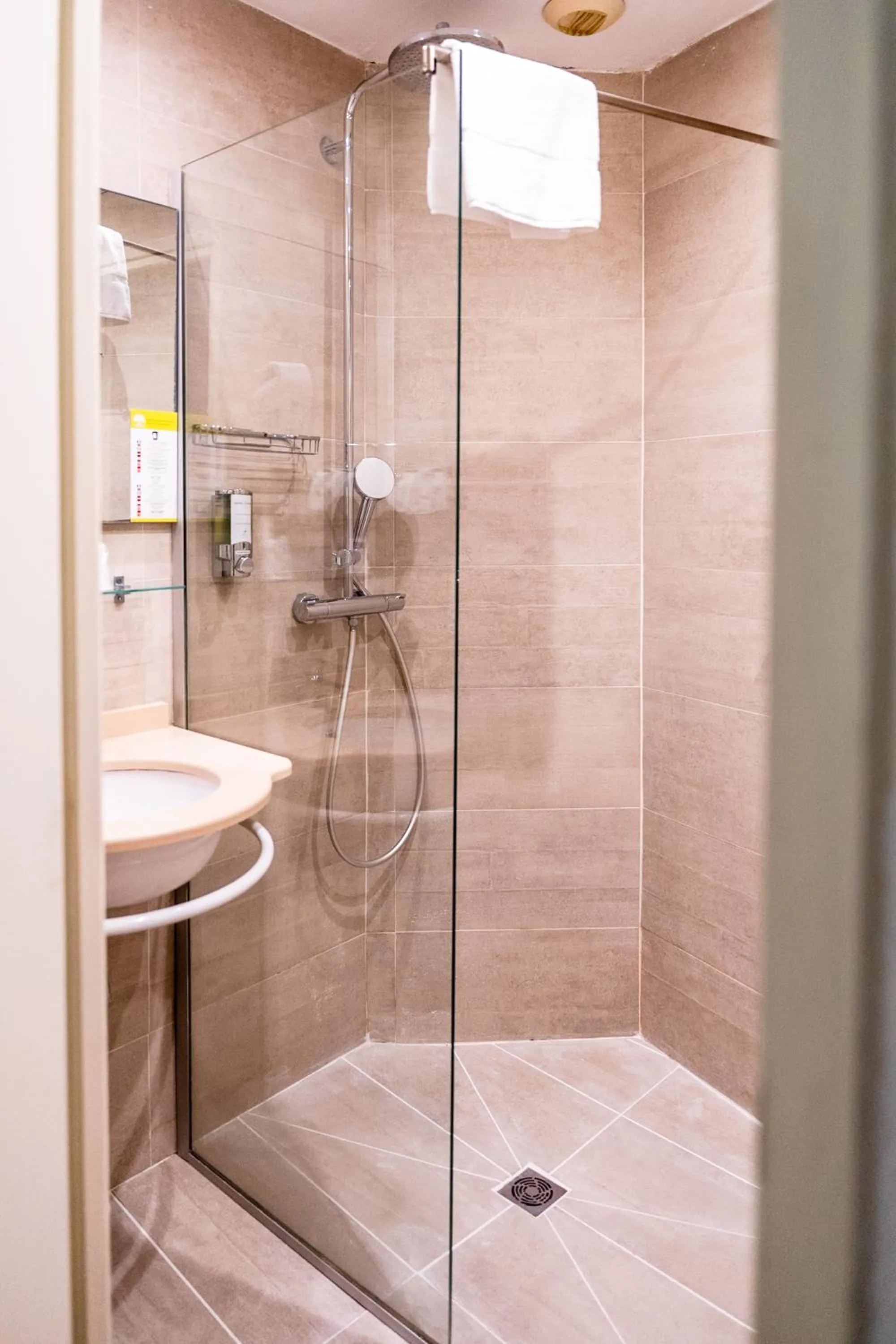 Bathroom in Hôtel Du Golfe