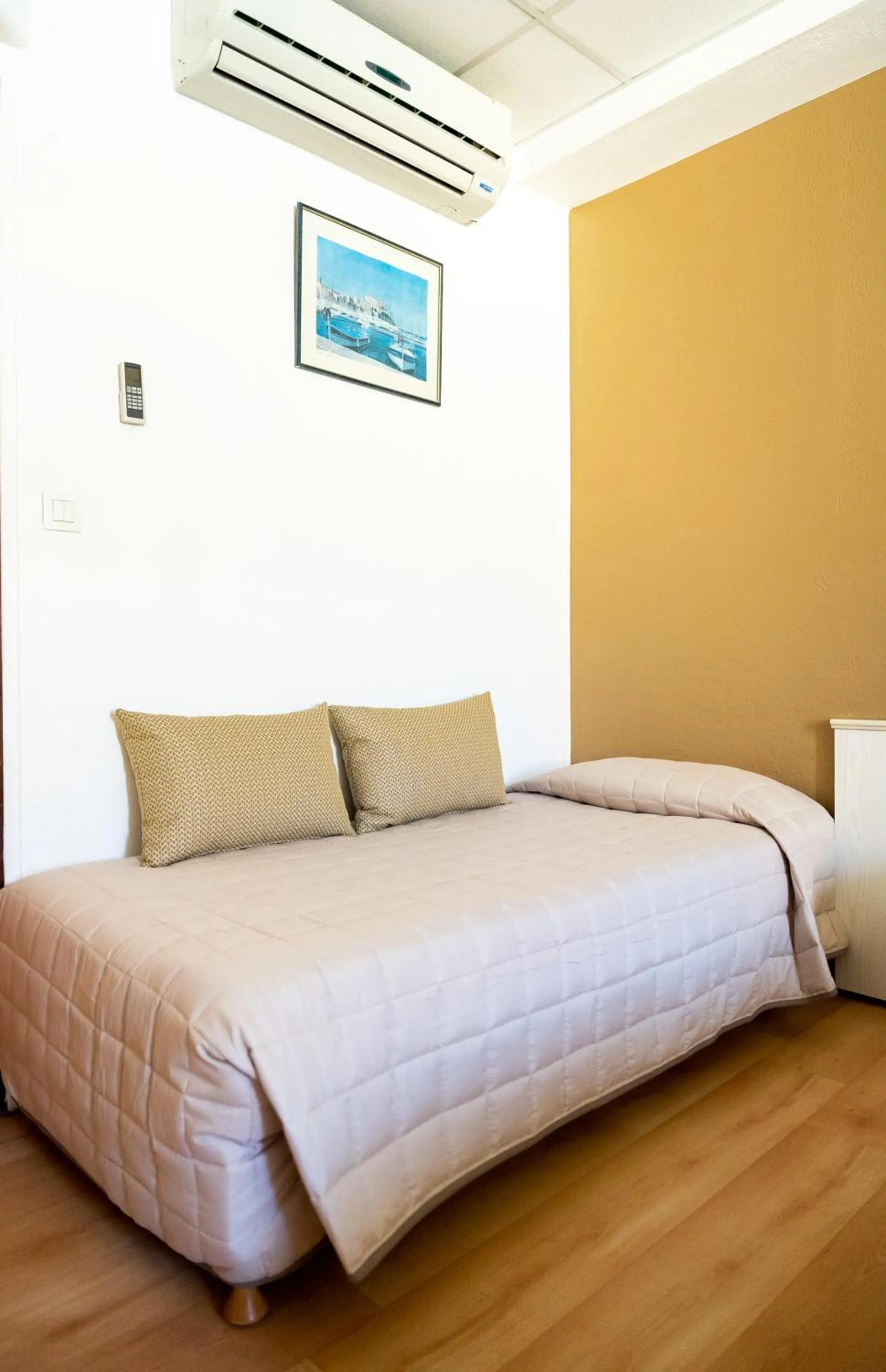 Bedroom, Bed in Hôtel Du Golfe