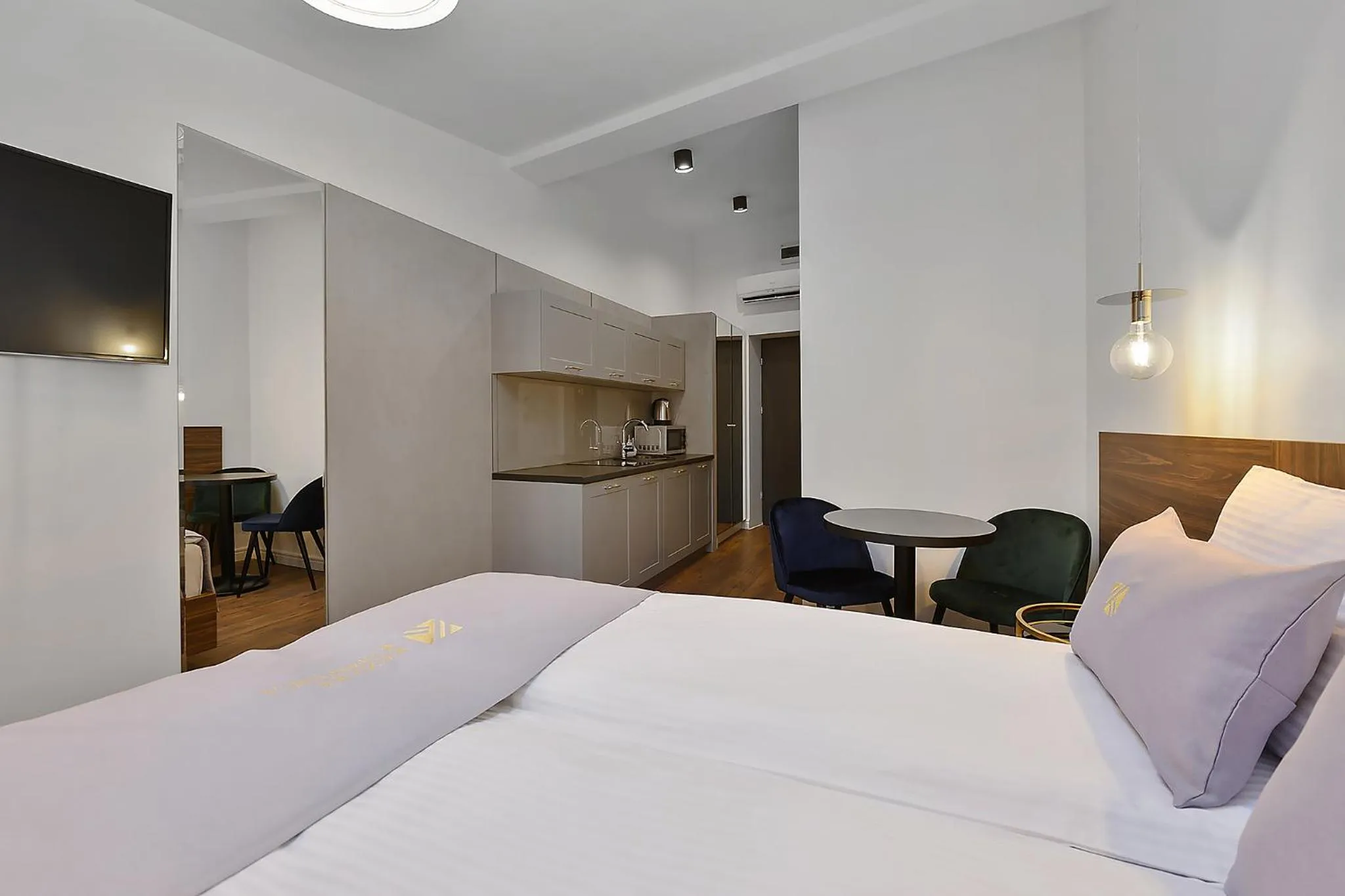 Photo of the whole room, Bed in Aparthotel Krzywa Kamienica