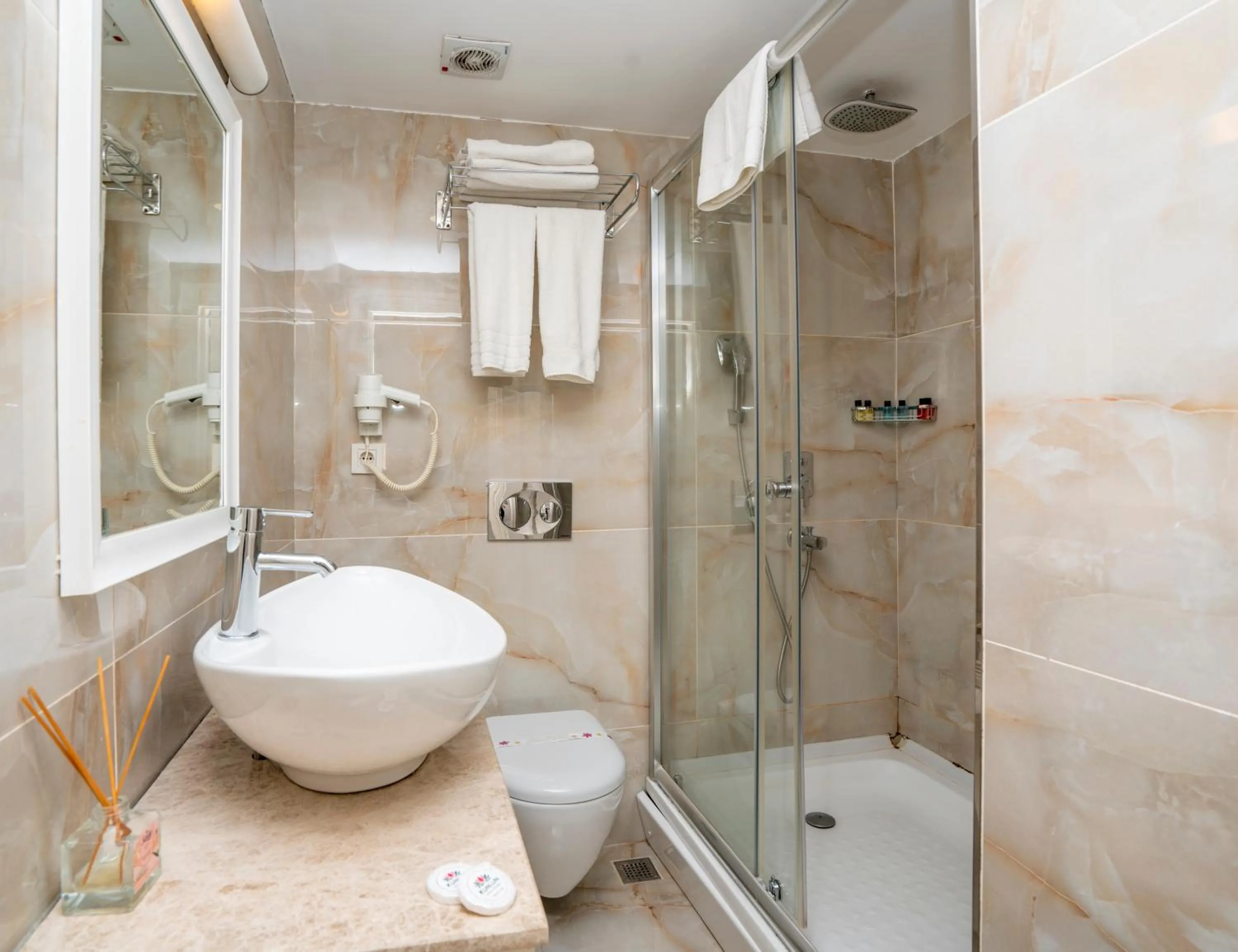 Shower in Topkapi Old City Kensington Hotel Ottoman Heritage