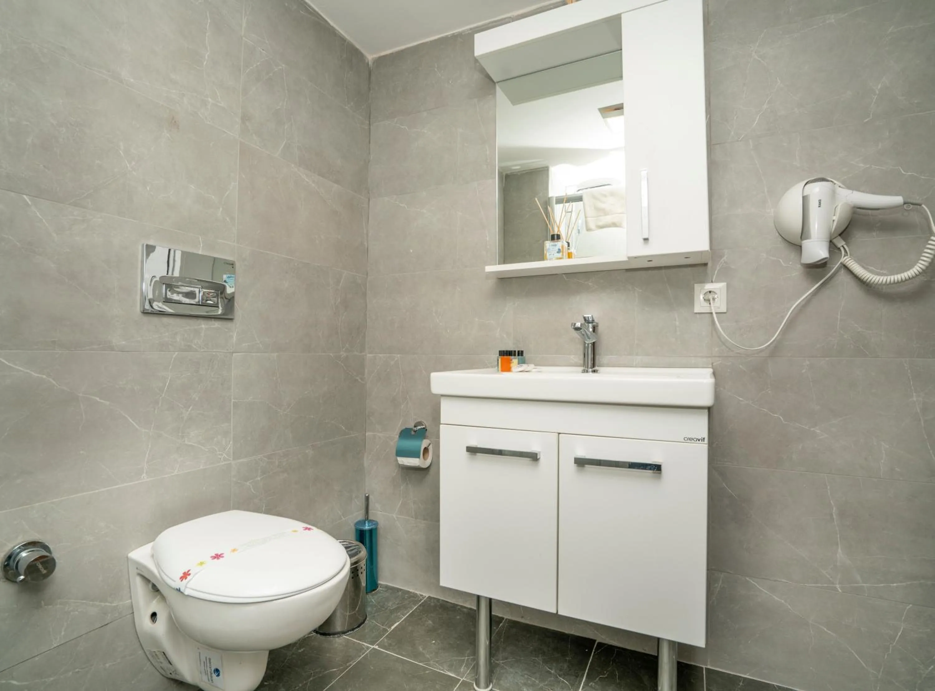 Shower in Topkapi Old City Kensington Hotel Ottoman Heritage