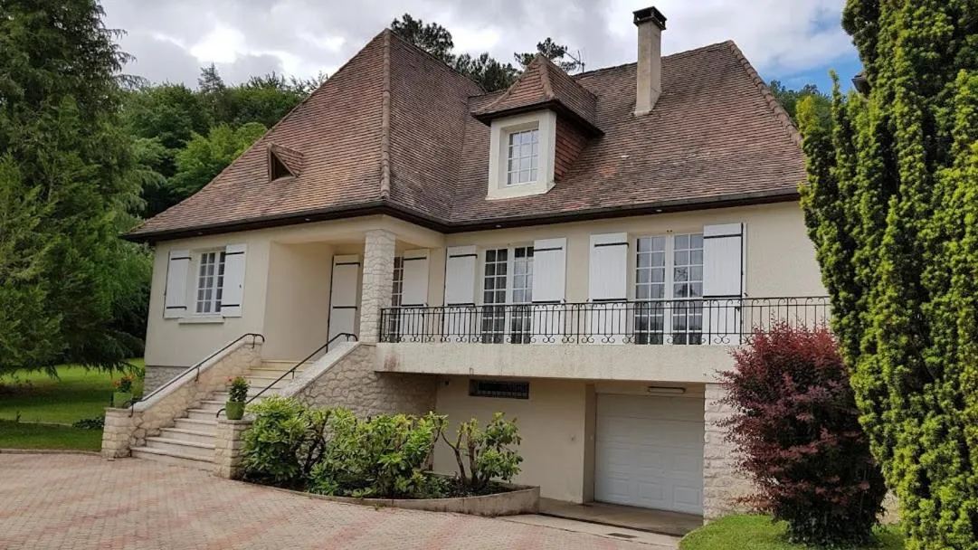 Property building in MAISON BLANCHE