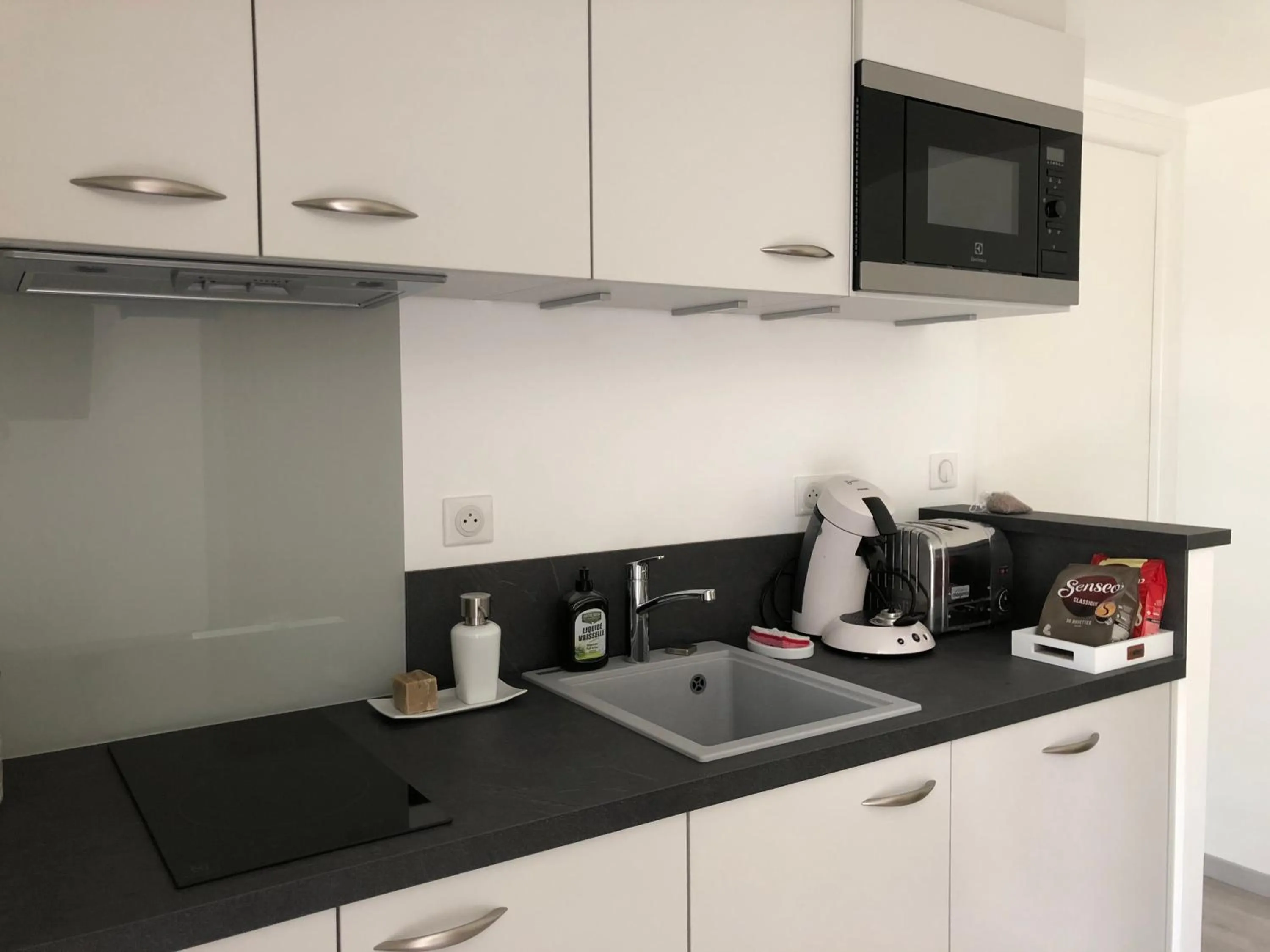 Coffee/tea facilities in MAISON BLANCHE