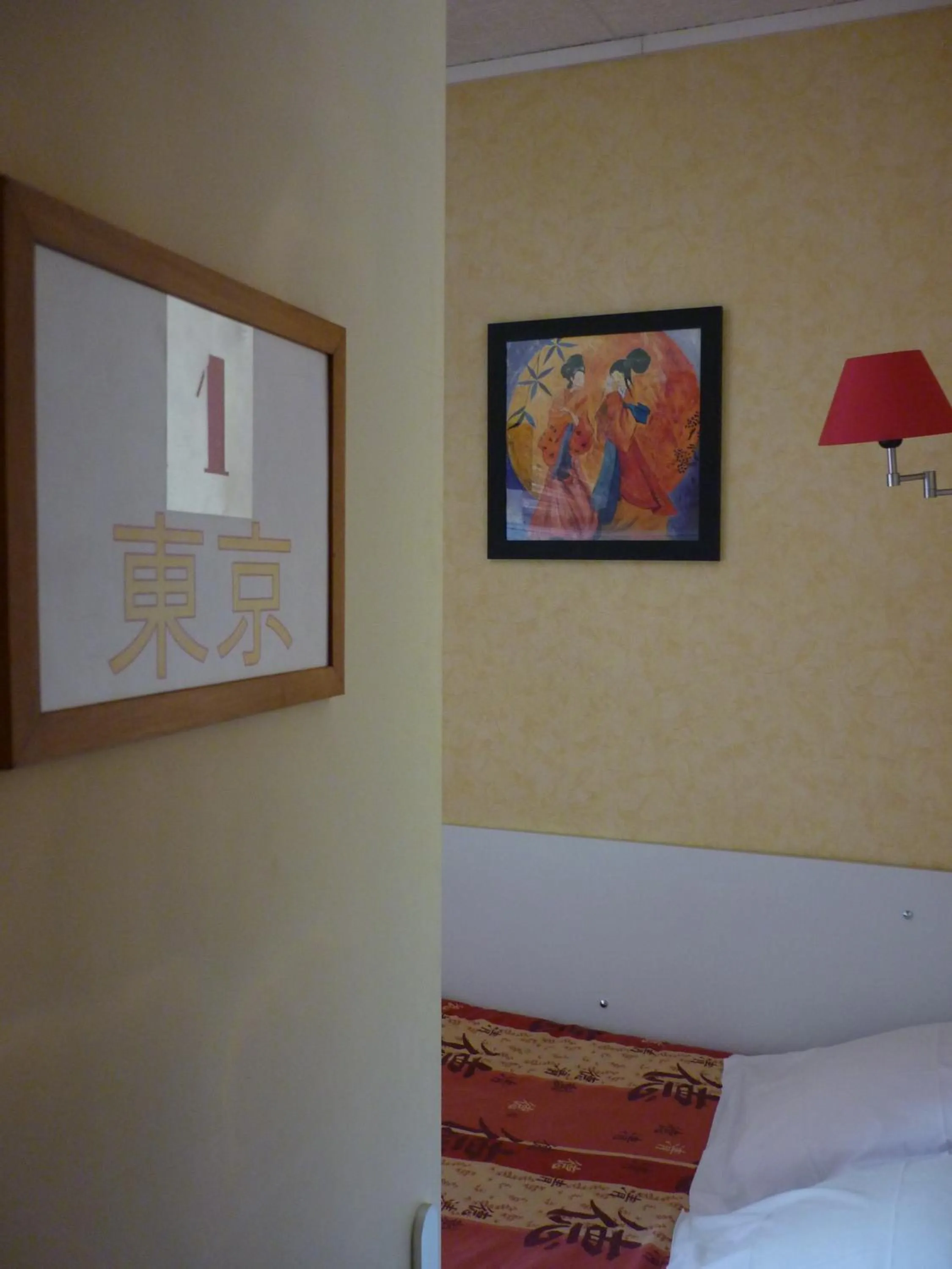 Photo of the whole room, Bed in Hôtel du Centre