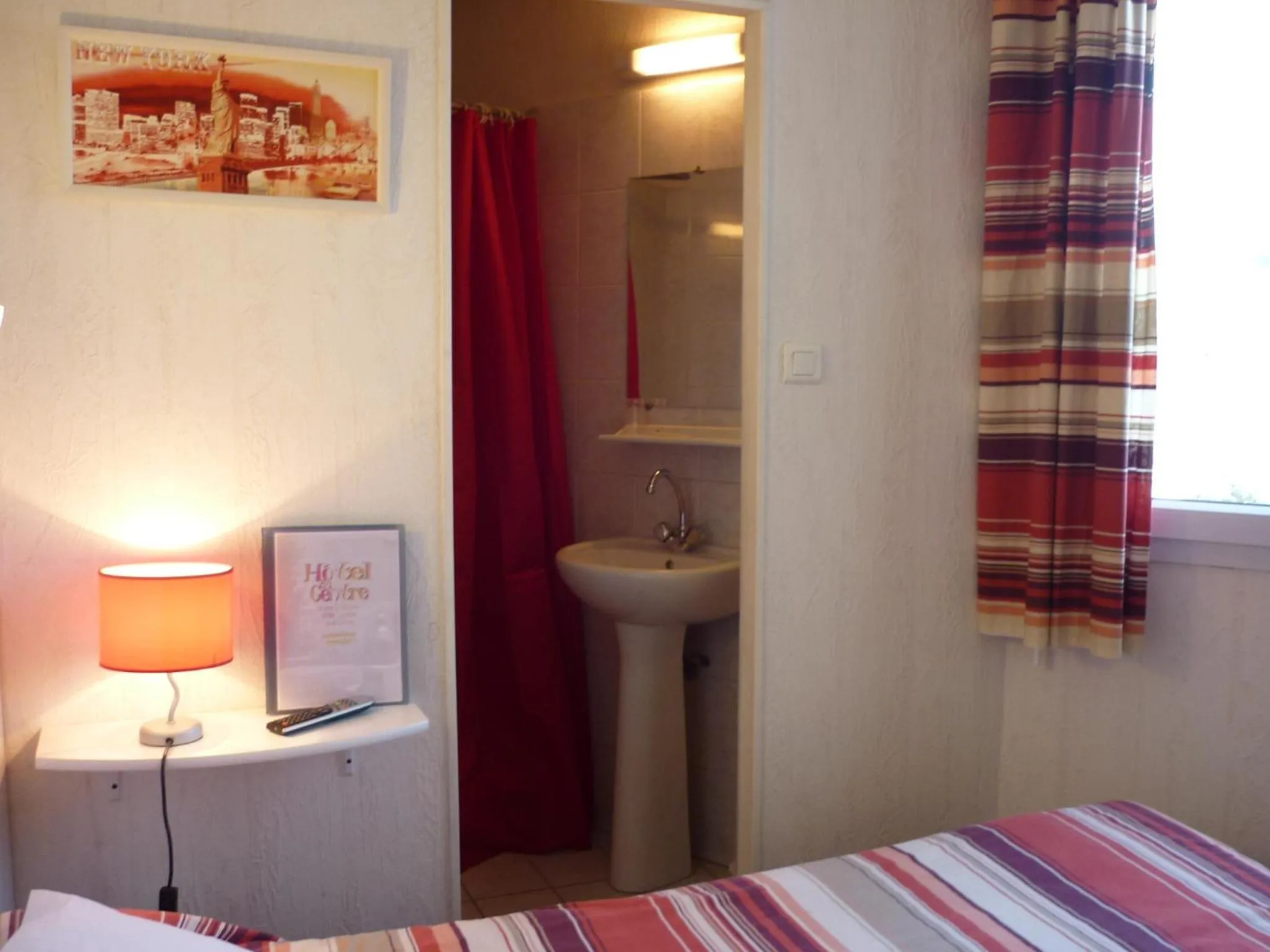 Shower, Bed in Hôtel du Centre