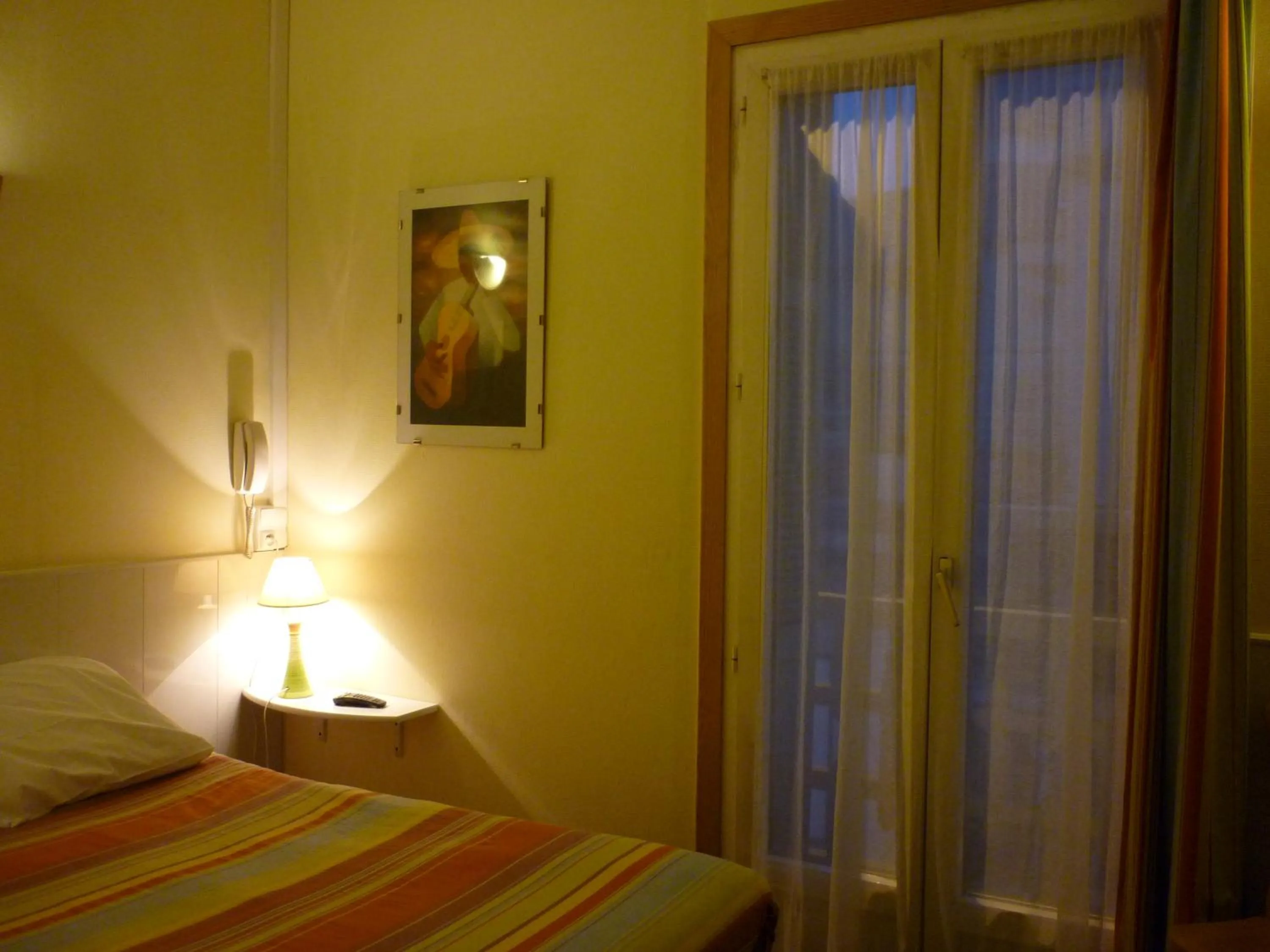 Bed in Hôtel du Centre