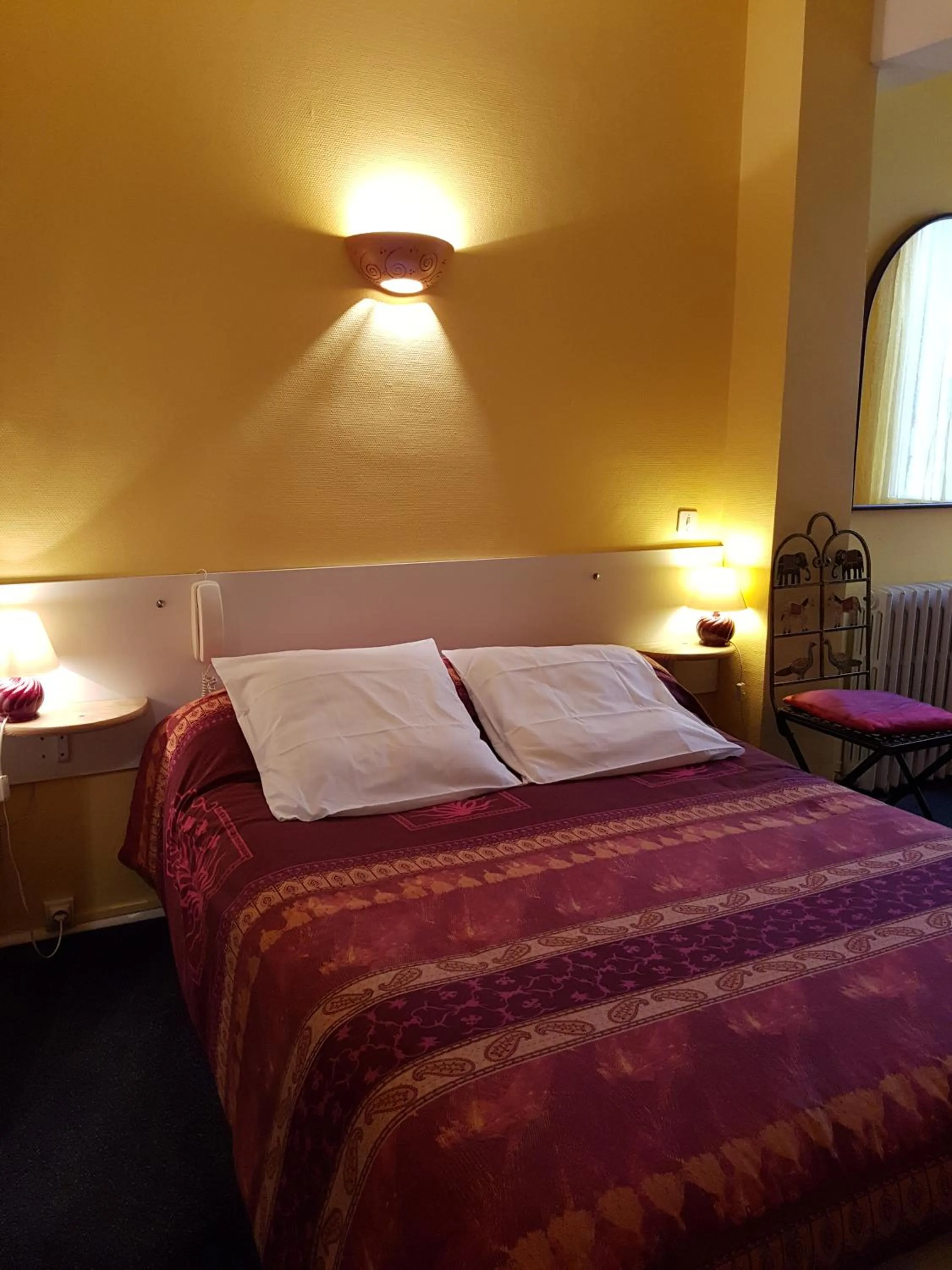 Bed in Hôtel du Centre