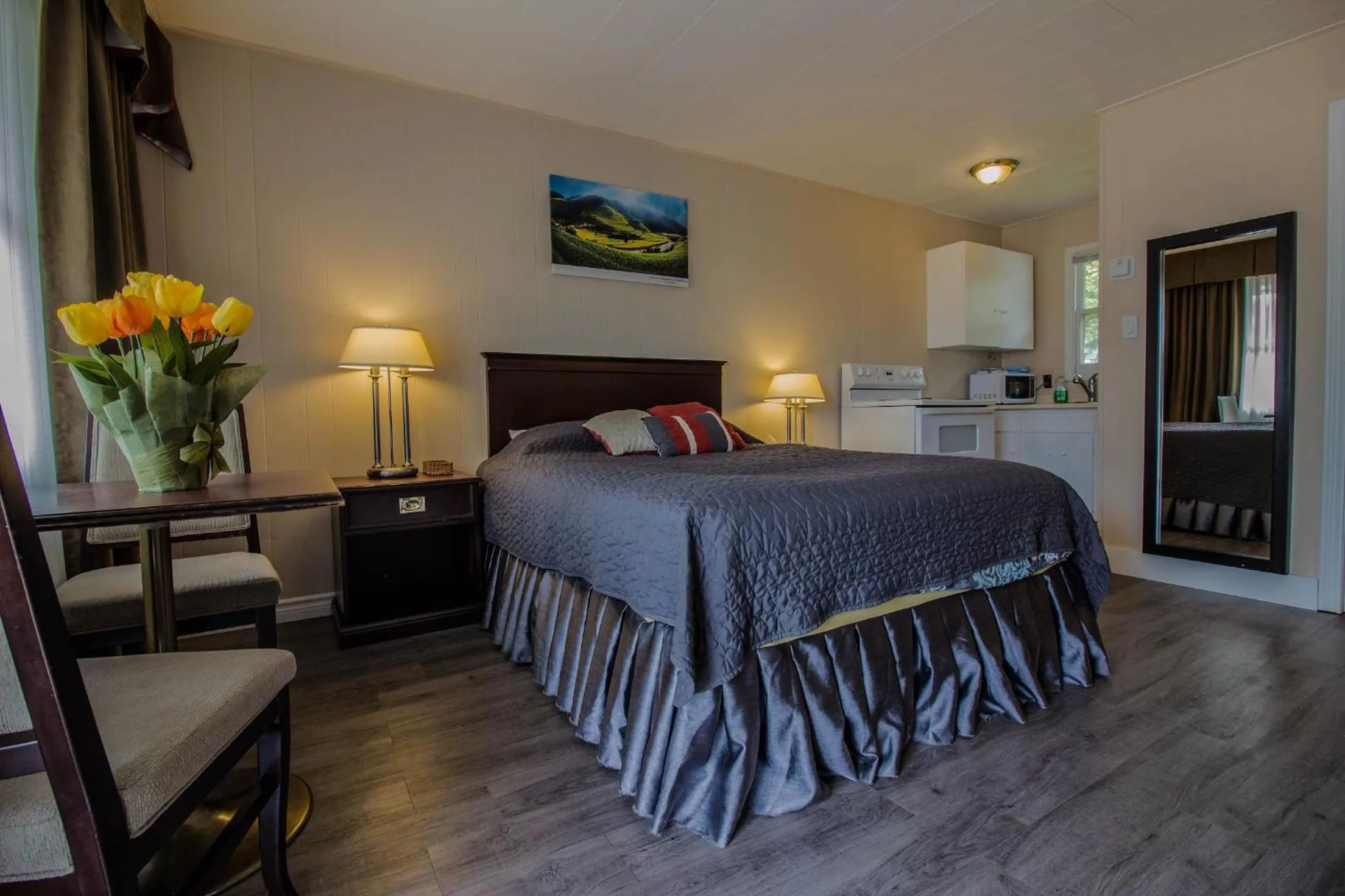 Photo of the whole room in The White Horse Motel