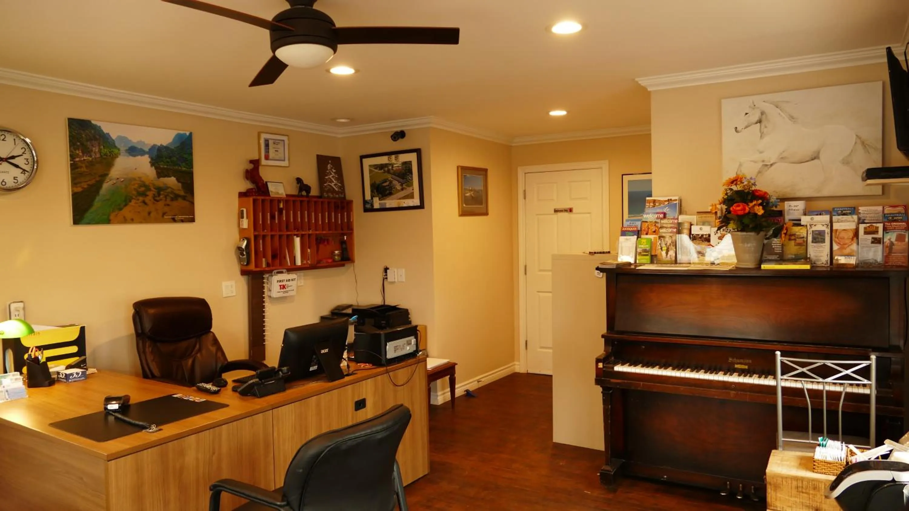 Lobby or reception in The White Horse Motel
