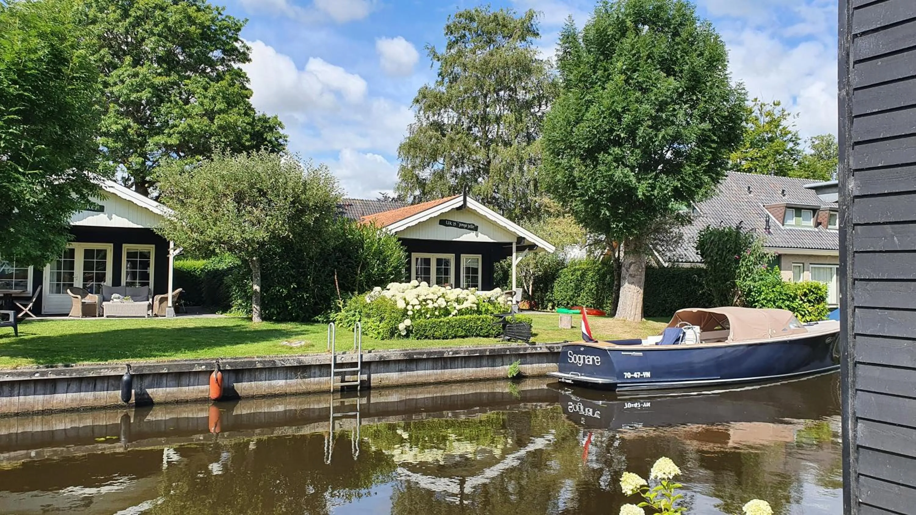 Property building in d'Oude Herbergh, vakantiehuizen aan het water