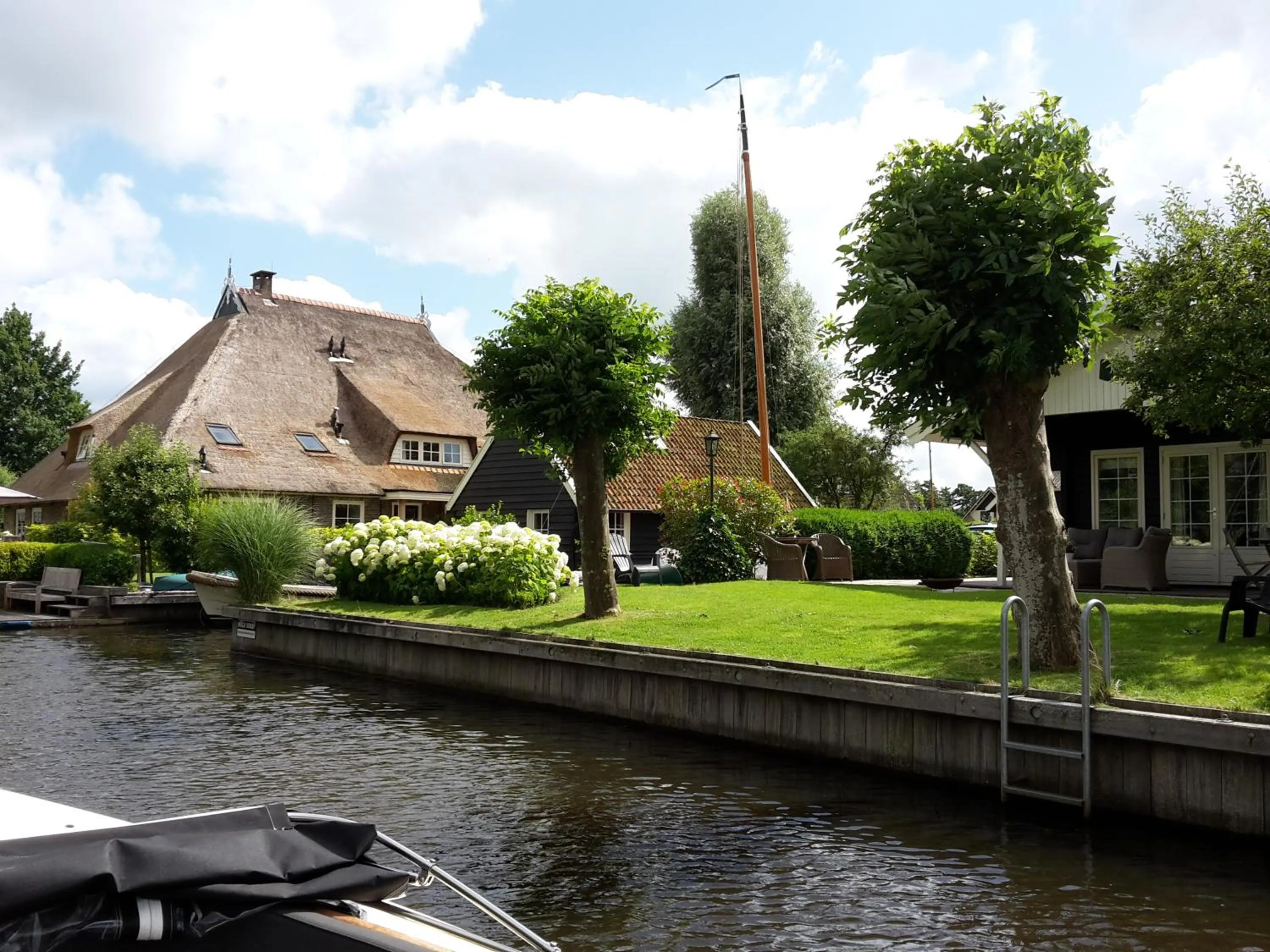 Property building in d'Oude Herbergh, vakantiehuizen aan het water