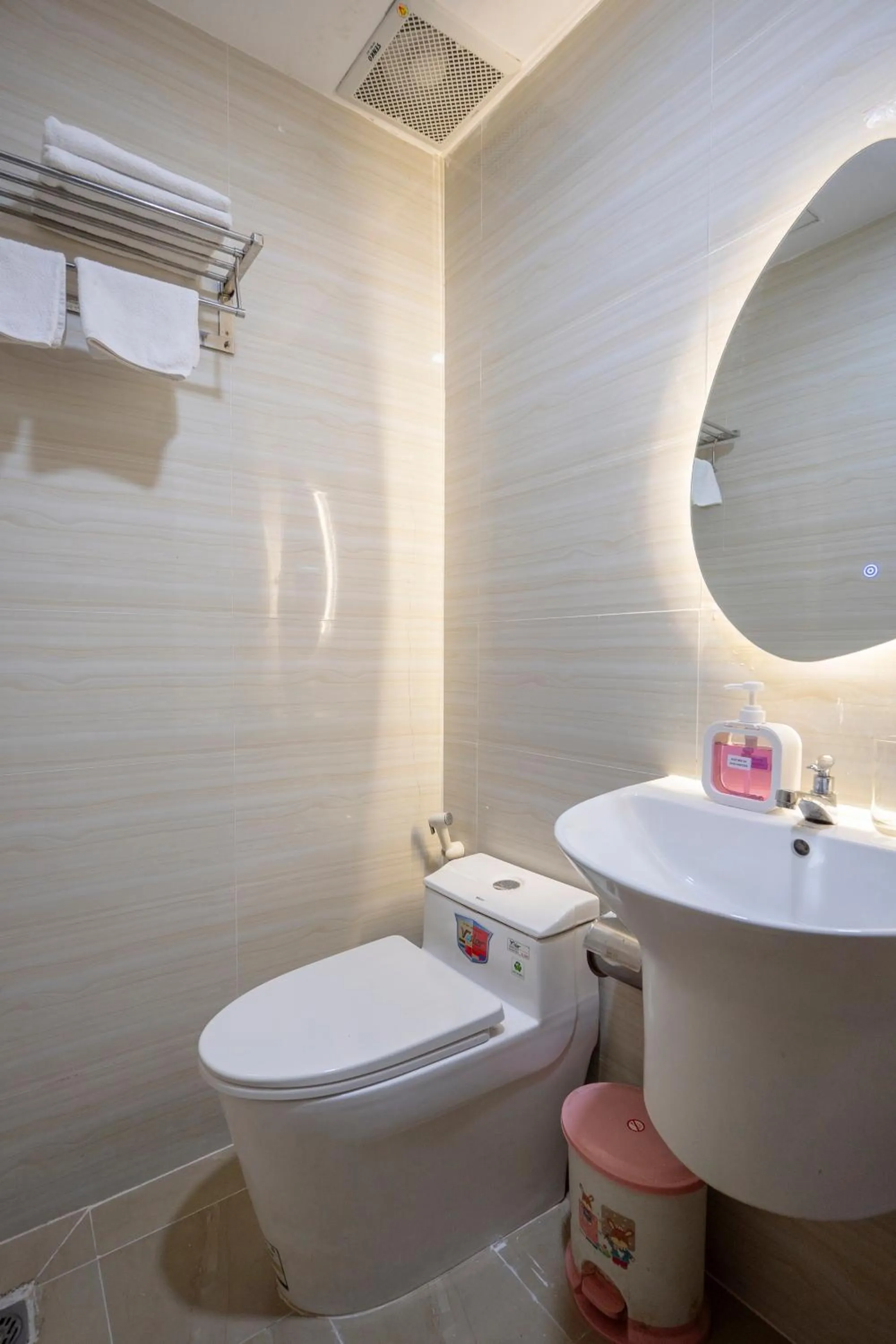 Shower in SAZI AMILA Nguyen Hue HOTEL - Free Banh Mi