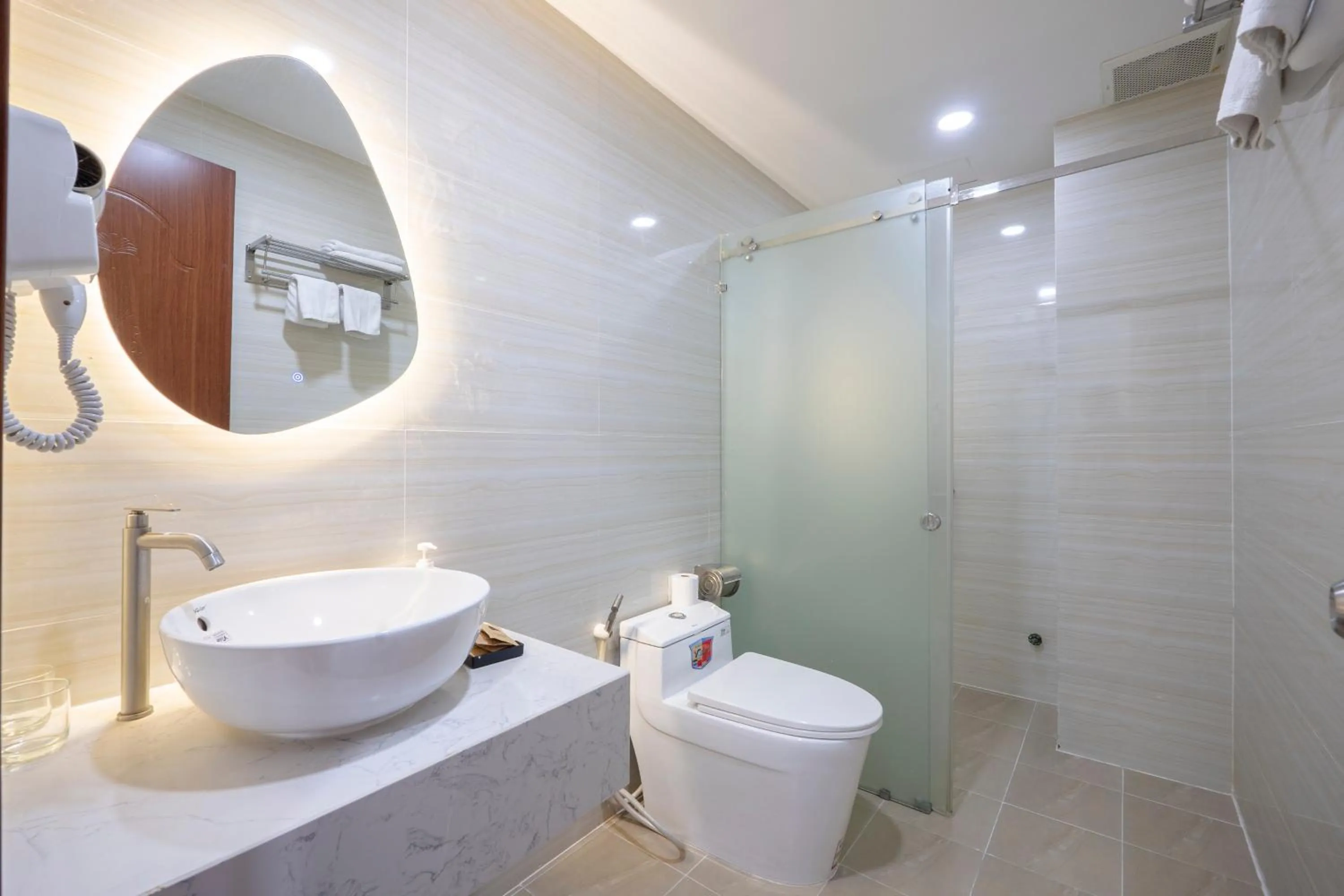 Toilet in SAZI AMILA Nguyen Hue HOTEL - Free Banh Mi