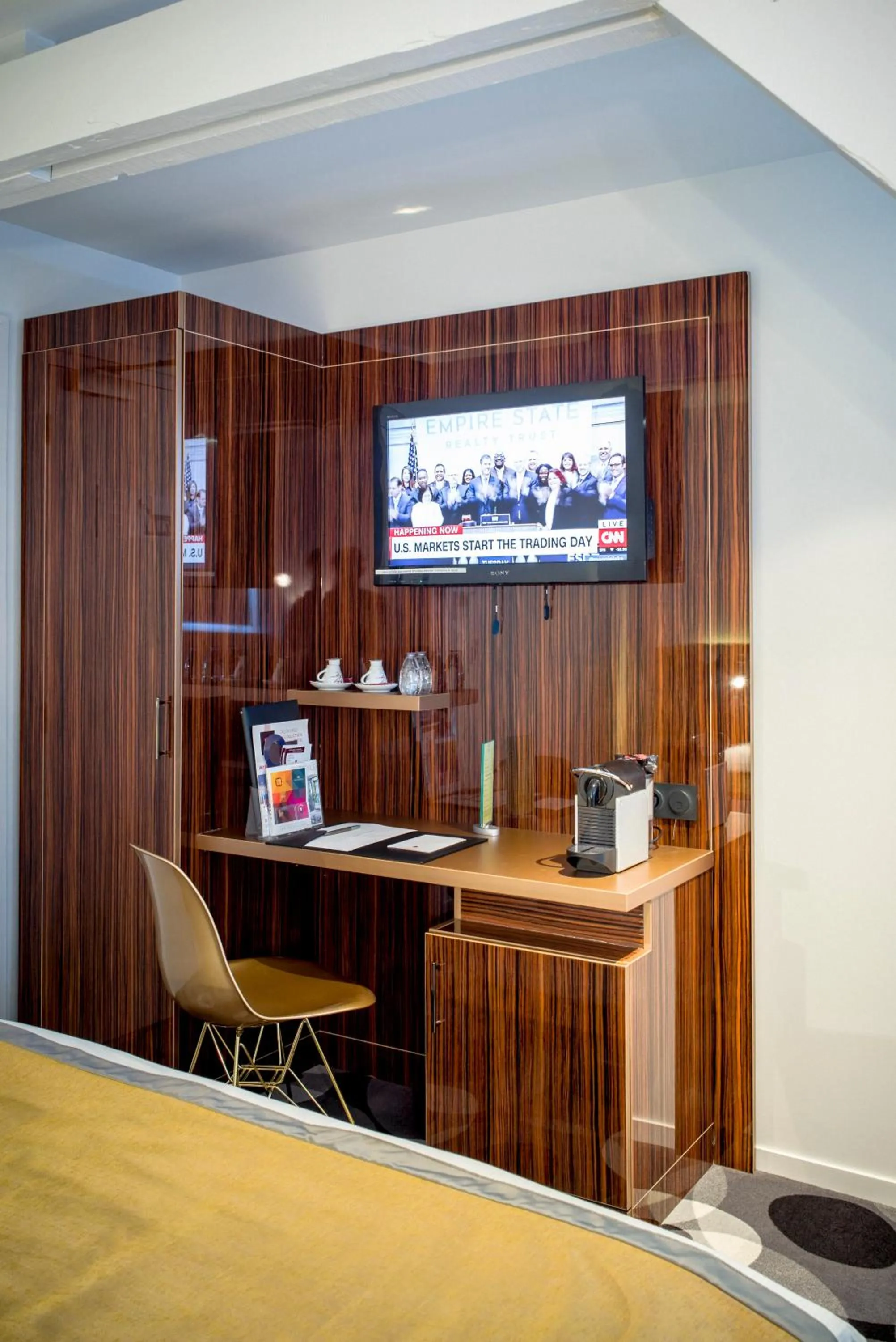 TV and multimedia in The Originals Boutique, Hôtel Auberge du Forgeron, Lille Sud