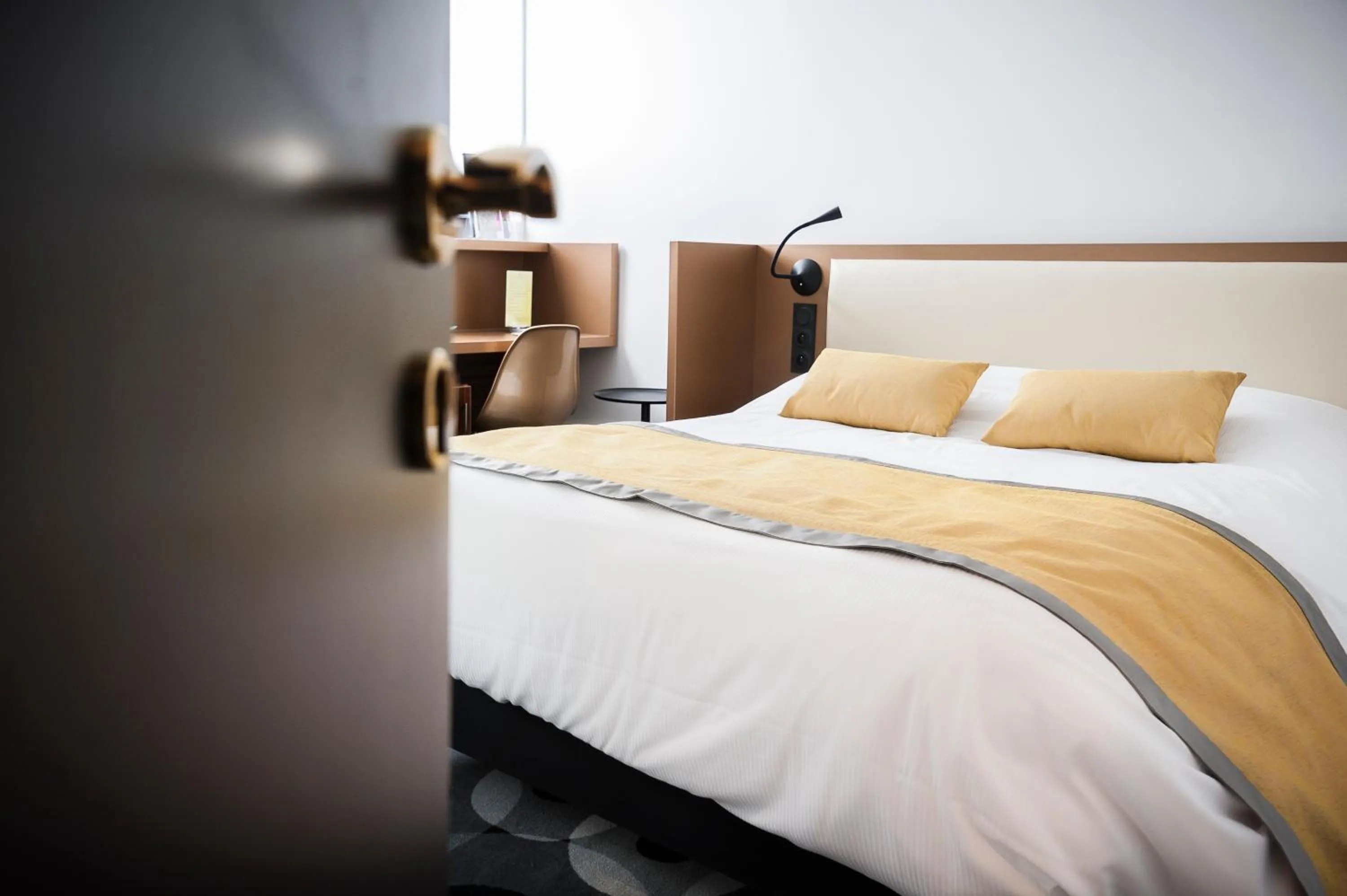 Bedroom, Bed in The Originals Boutique, Hôtel Auberge du Forgeron, Lille Sud