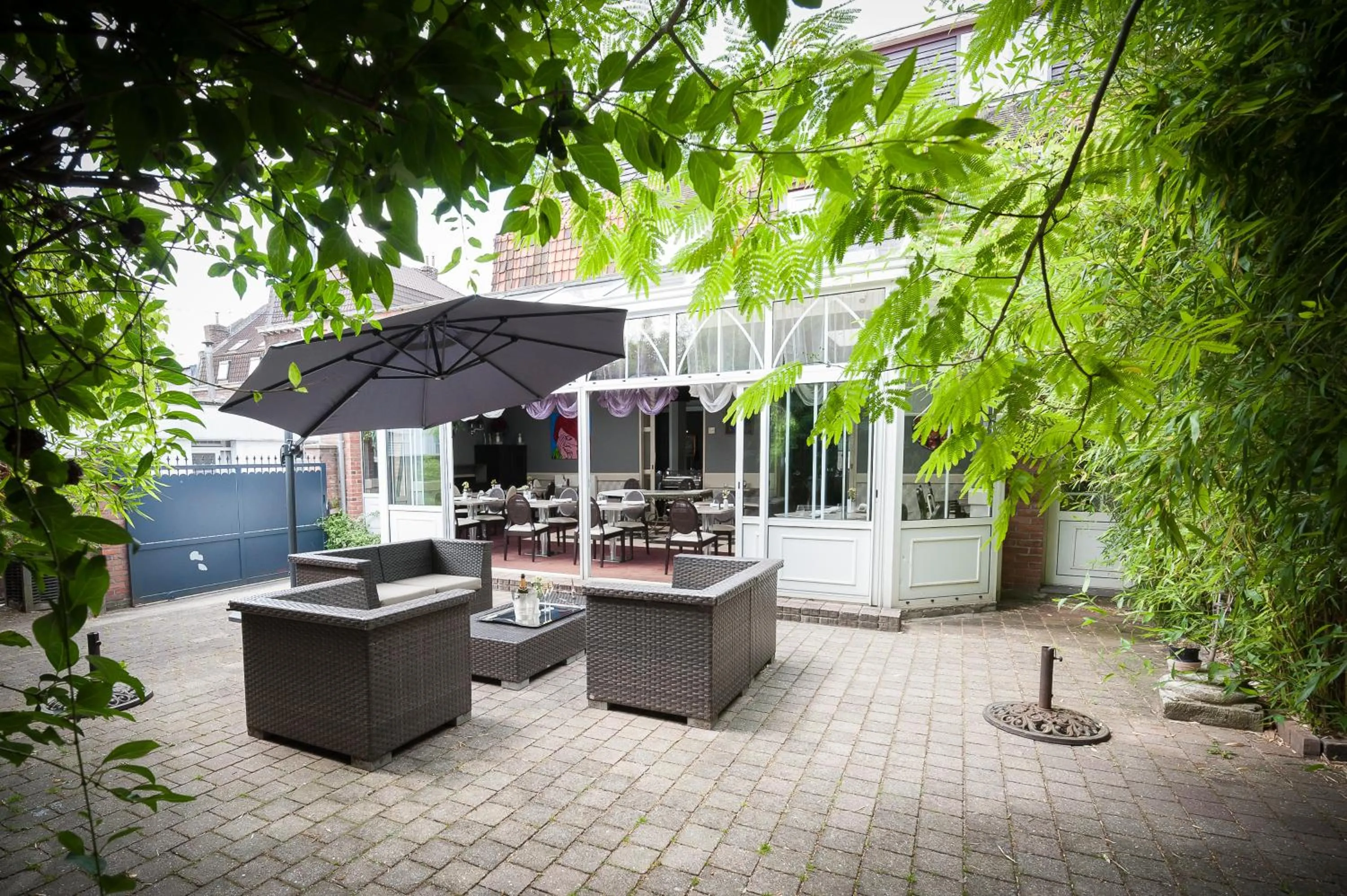 Patio in The Originals Boutique, Hôtel Auberge du Forgeron, Lille Sud