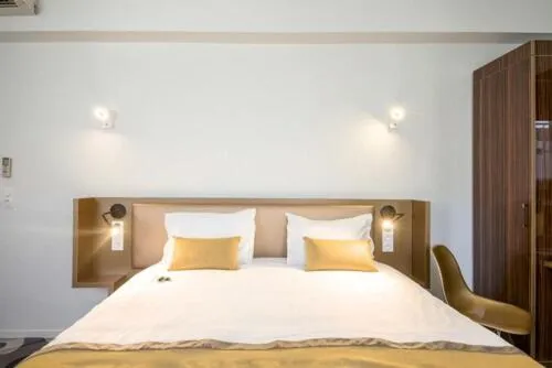 Bed in The Originals Boutique, Hôtel Auberge du Forgeron, Lille Sud