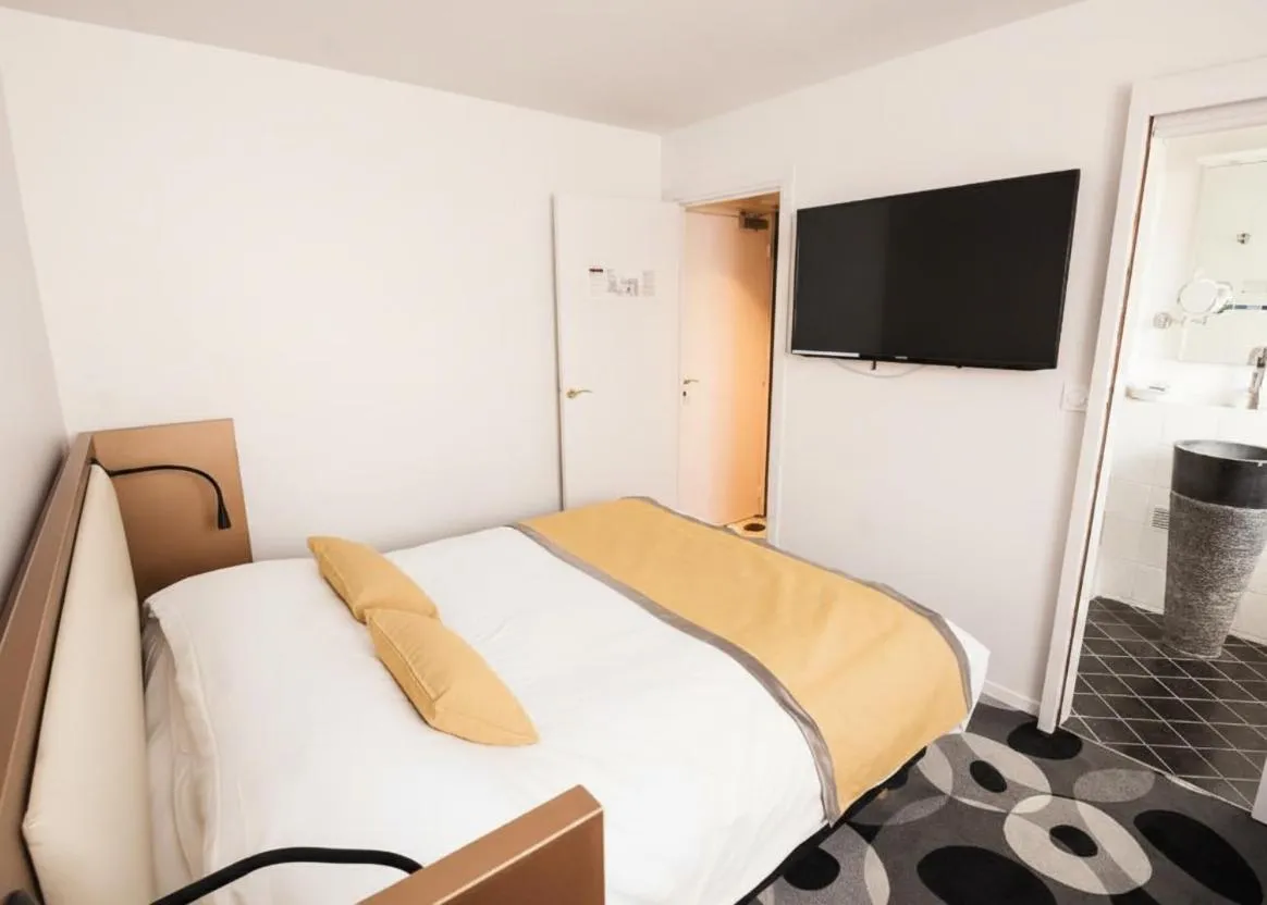 Bed in The Originals Boutique, Hôtel Auberge du Forgeron, Lille Sud