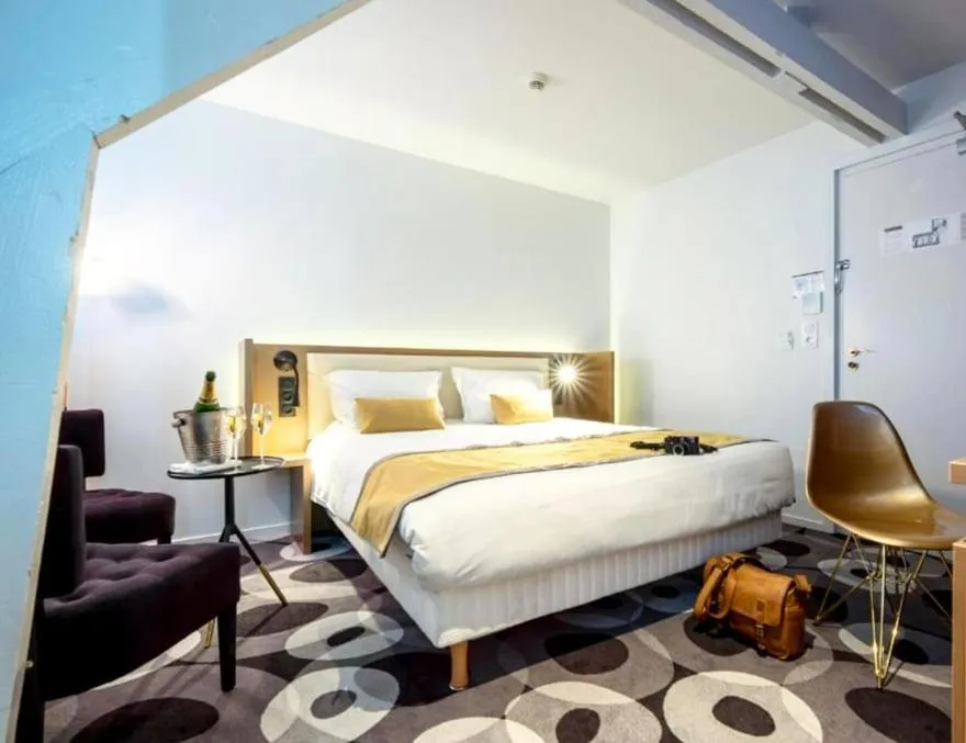 Bed in The Originals Boutique, Hôtel Auberge du Forgeron, Lille Sud