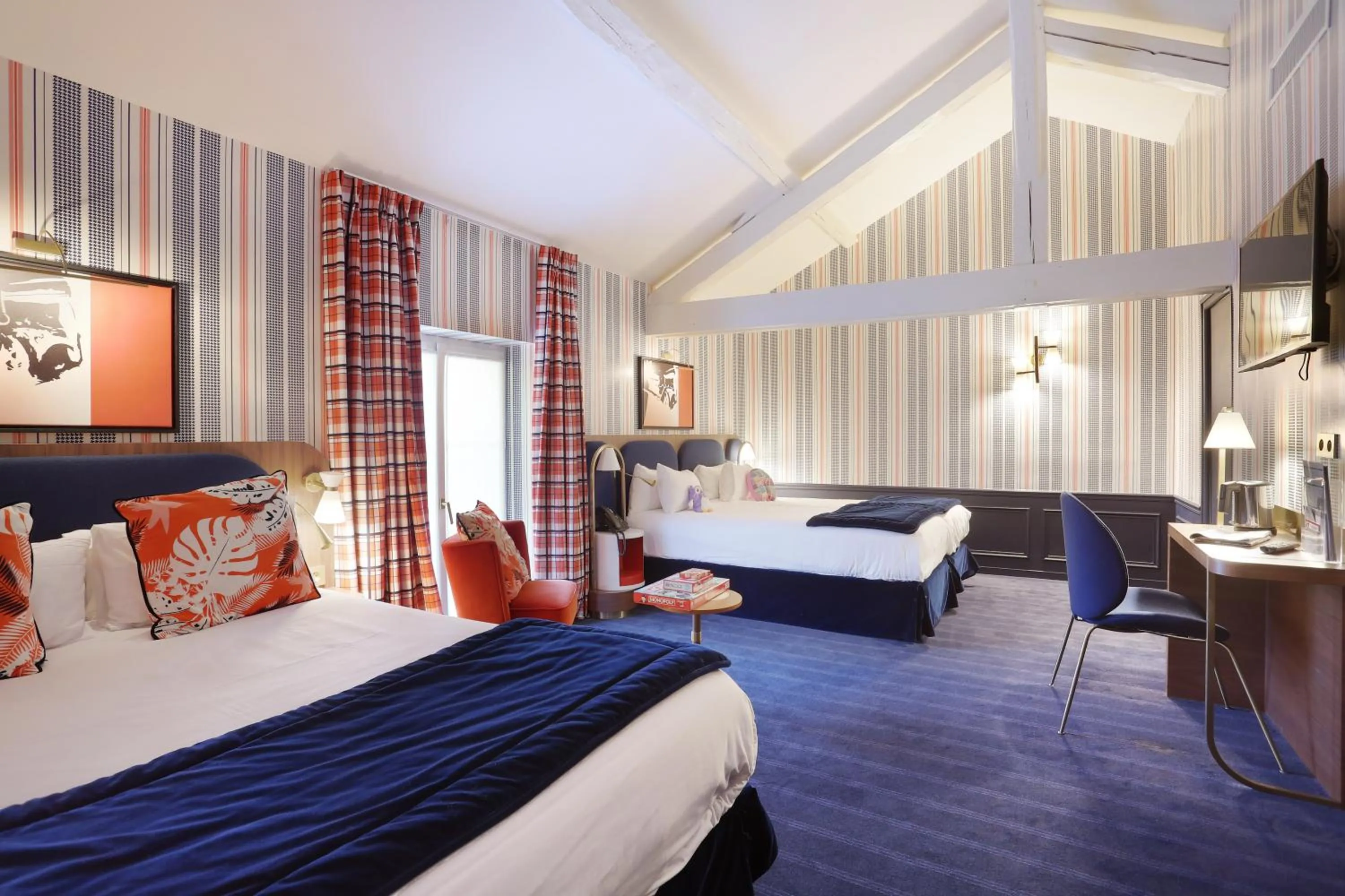 Bed in Hôtel du Cheval Blanc - Paris Marne La Vallée