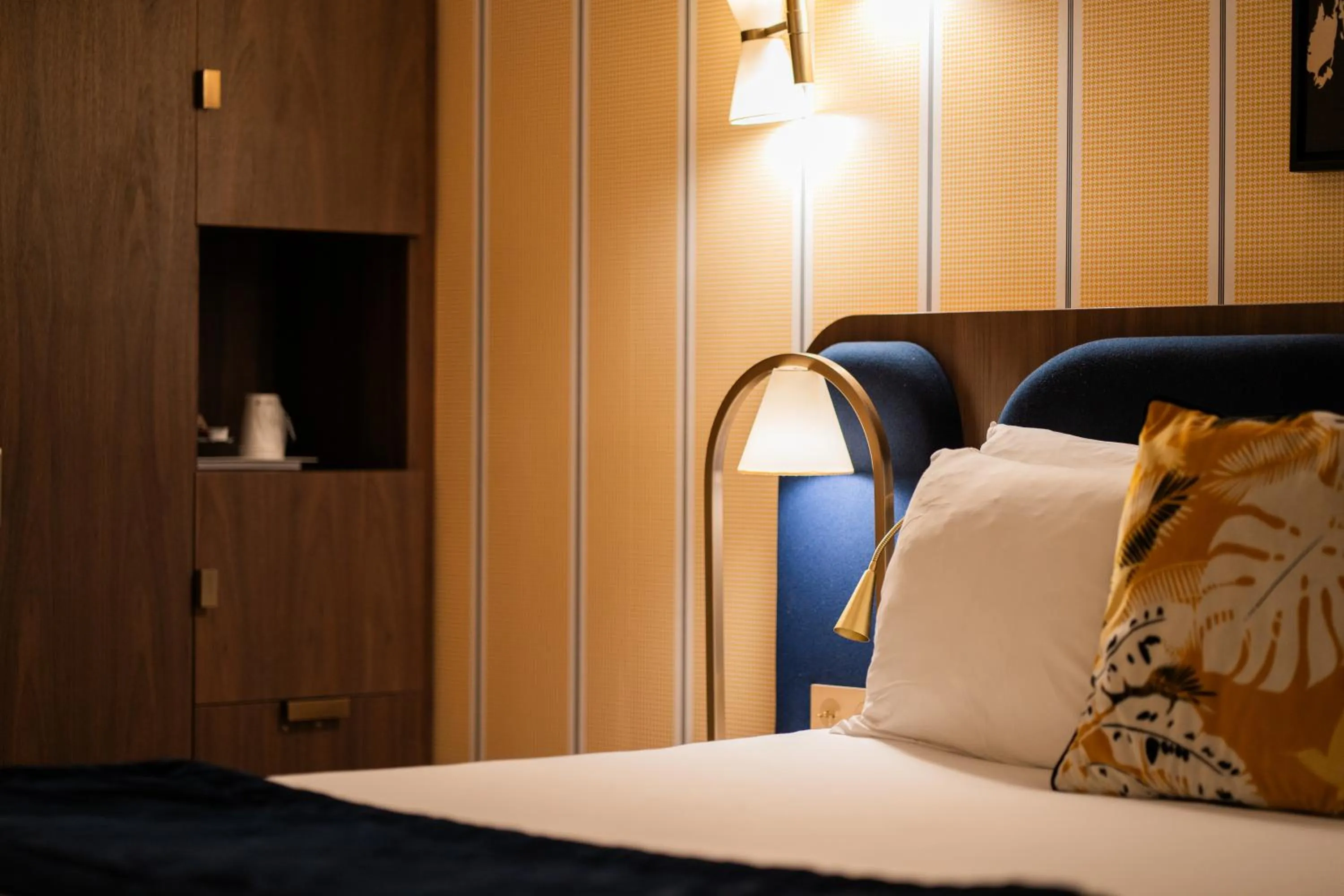 Photo of the whole room, Bed in Hôtel du Cheval Blanc - Paris Marne La Vallée