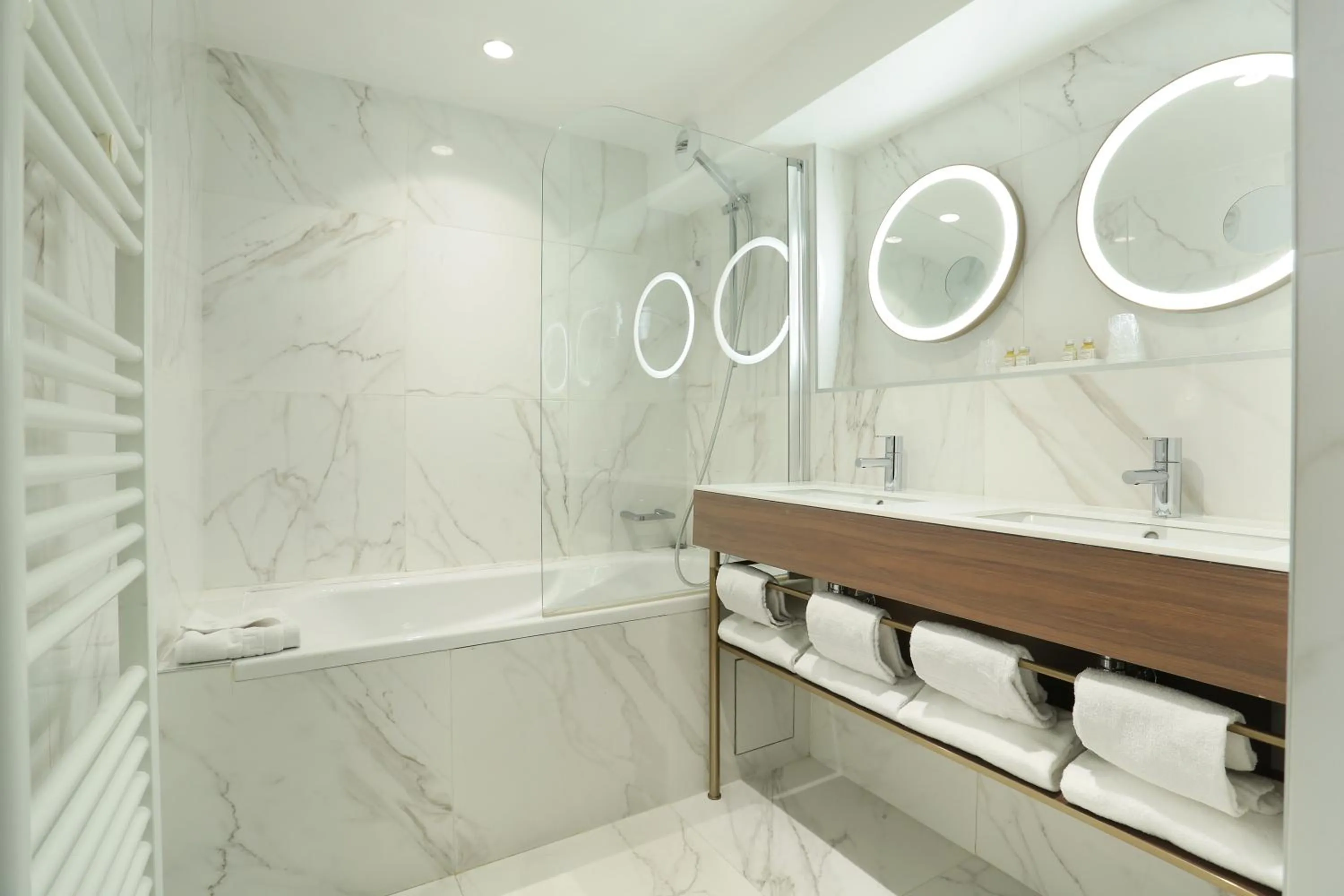 Bathroom in Hôtel du Cheval Blanc - Paris Marne La Vallée