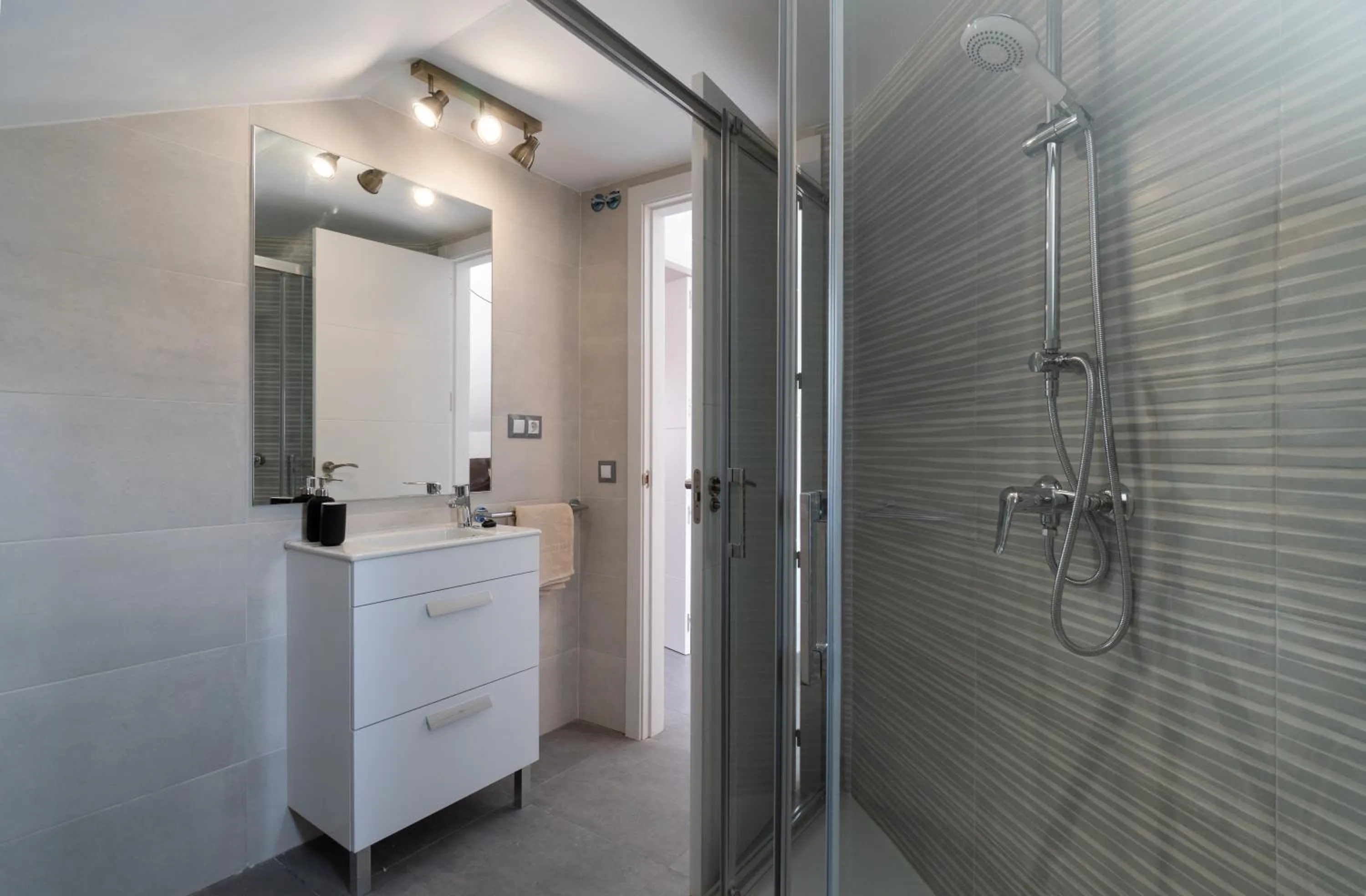 Shower in Sur Suites La Dorada, centricos soleados a pocos metros de la Playa y con Parking Opcional