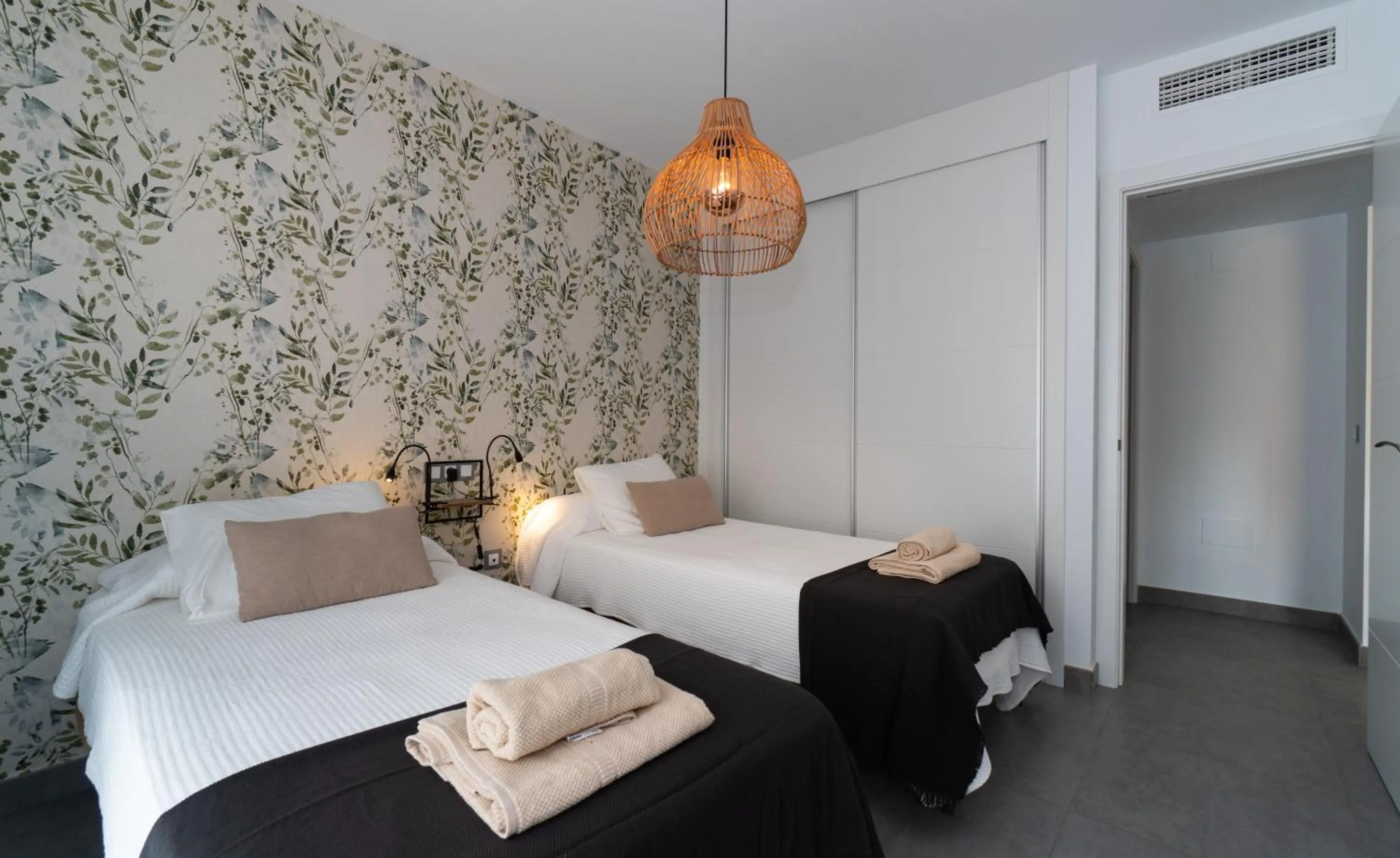 Bed in Sur Suites La Dorada, centricos soleados a pocos metros de la Playa y con Parking Opcional