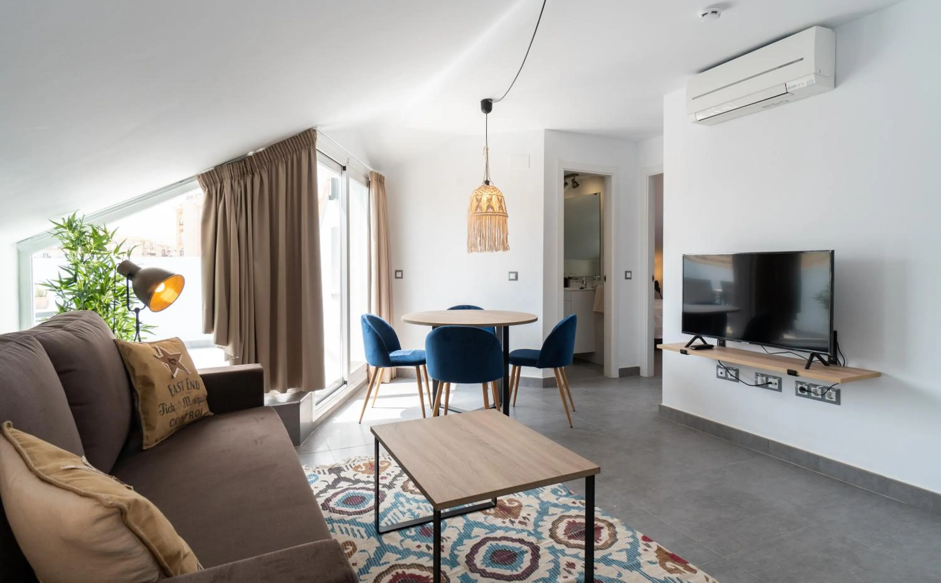 TV and multimedia in Sur Suites La Dorada, centricos soleados a pocos metros de la Playa y con Parking Opcional