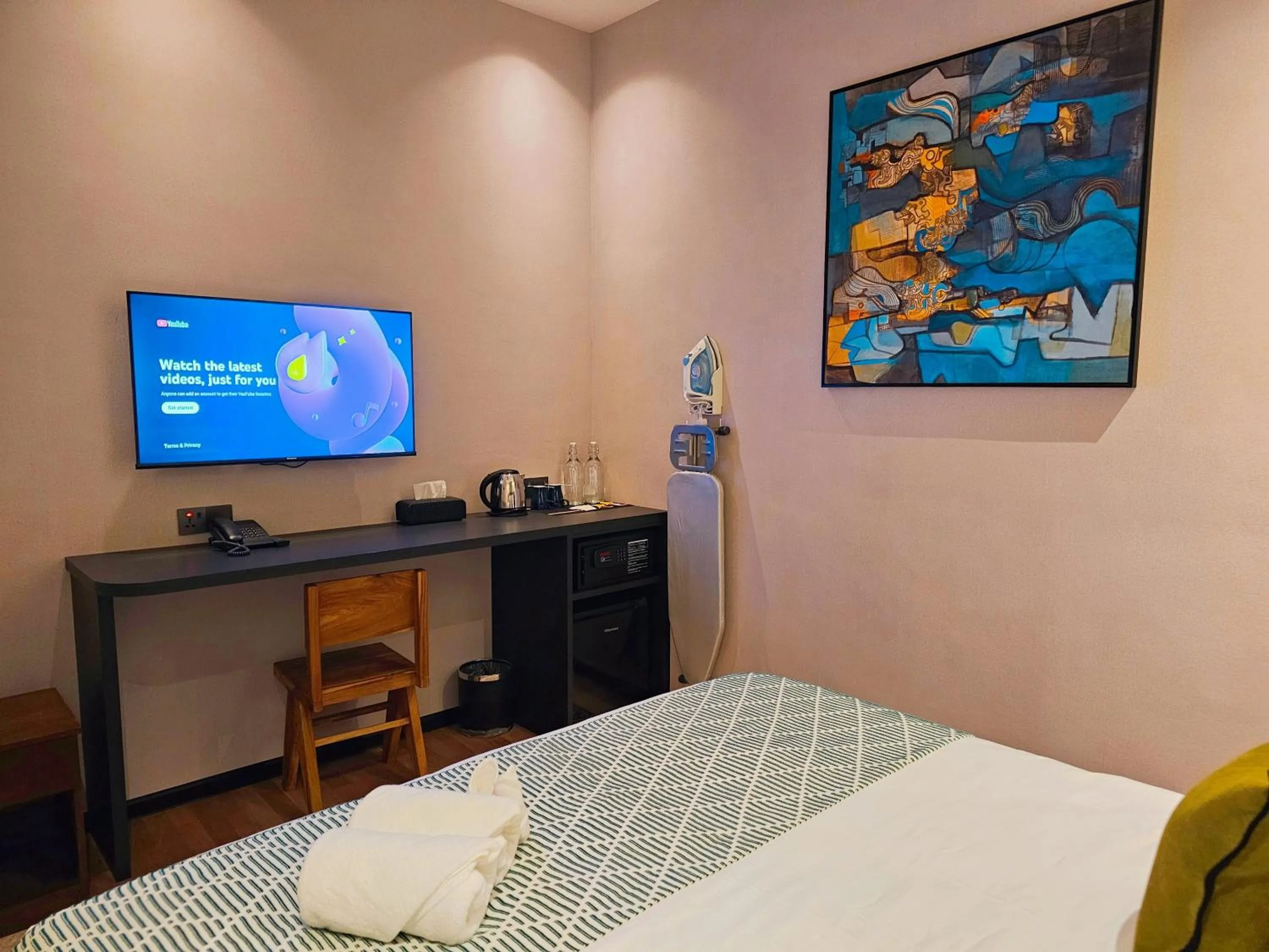 Bed in Carnarvon Suites