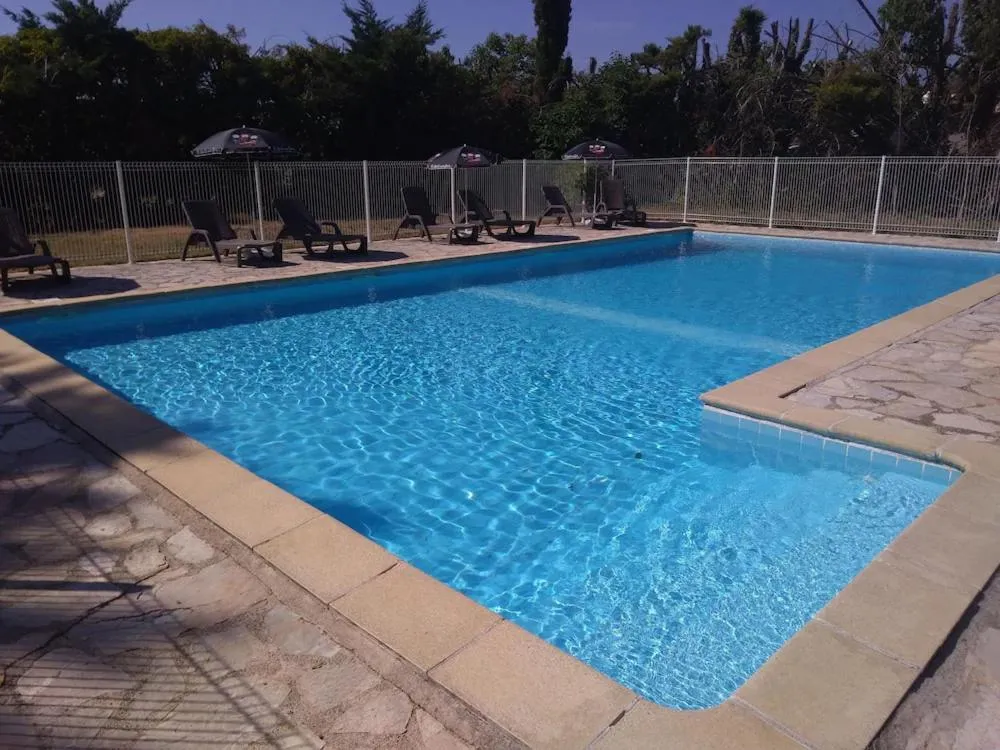Swimming pool in Hotel Les Voyageurs - Vogüé