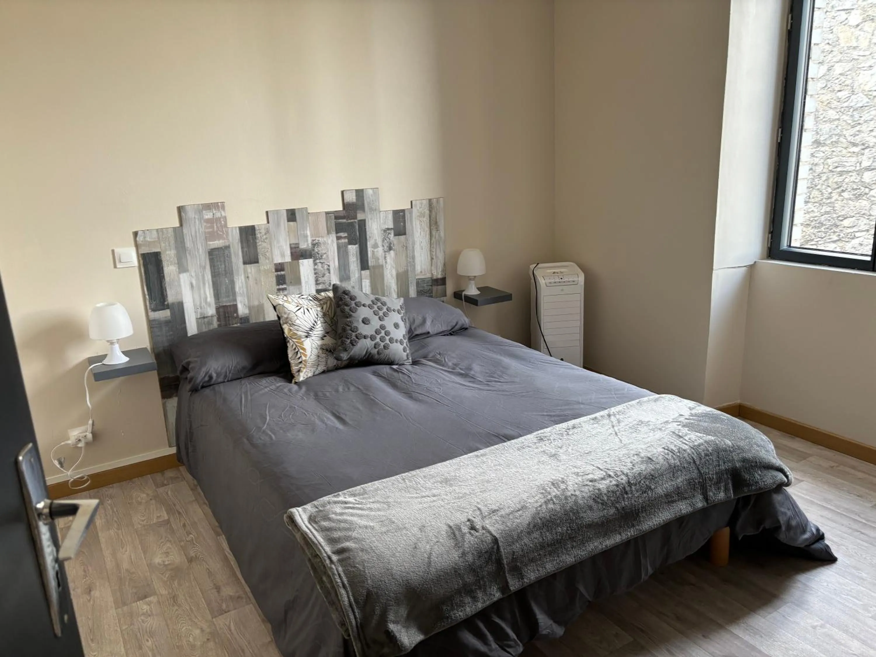 Bedroom, Bed in Hotel Les Voyageurs - Vogüé