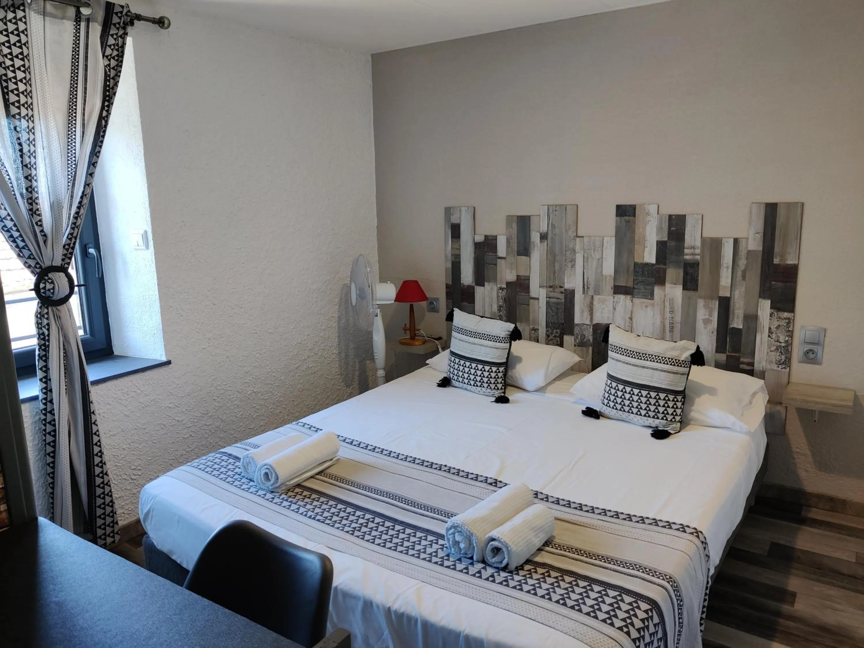 Bed in Hotel Les Voyageurs - Vogüé