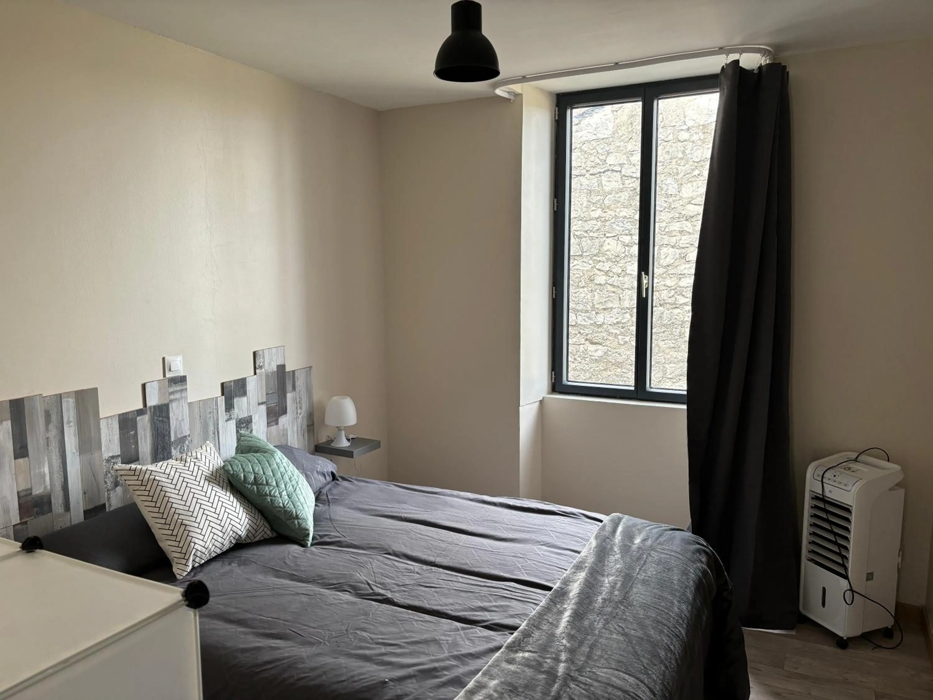 Bedroom, Bed in Hotel Les Voyageurs - Vogüé