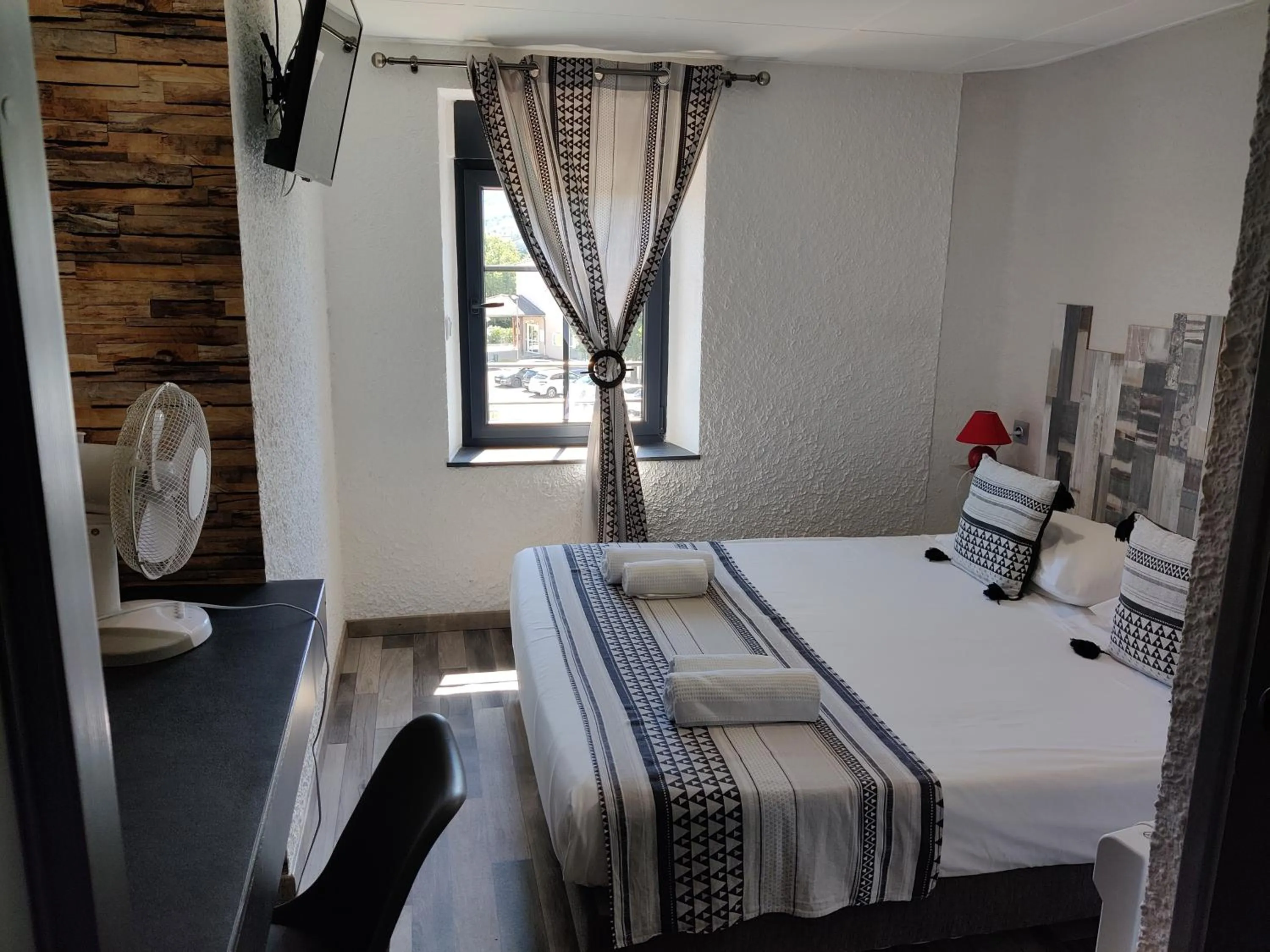 Photo of the whole room, Bed in Hotel Les Voyageurs - Vogüé