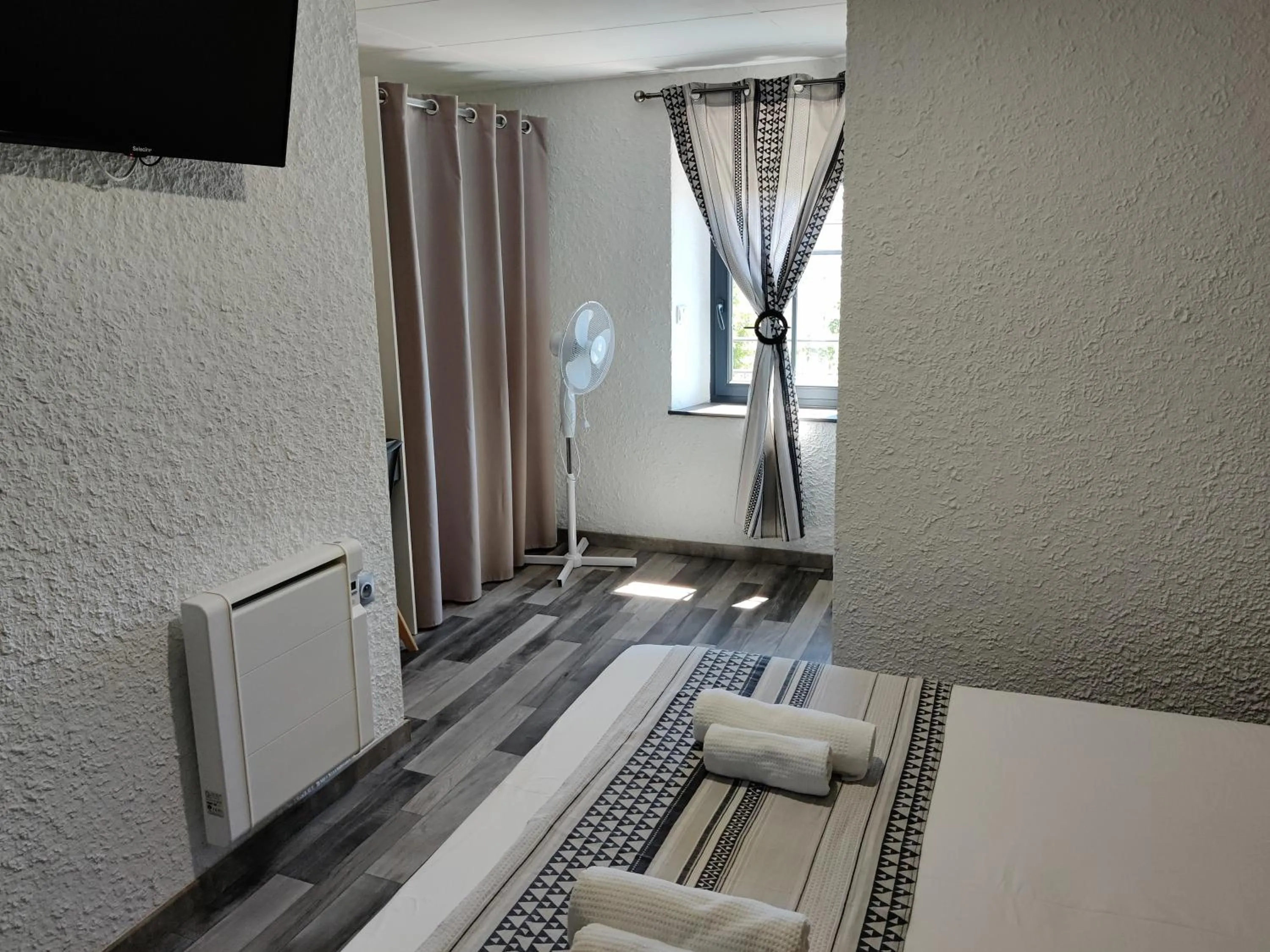 Photo of the whole room in Hotel Les Voyageurs - Vogüé