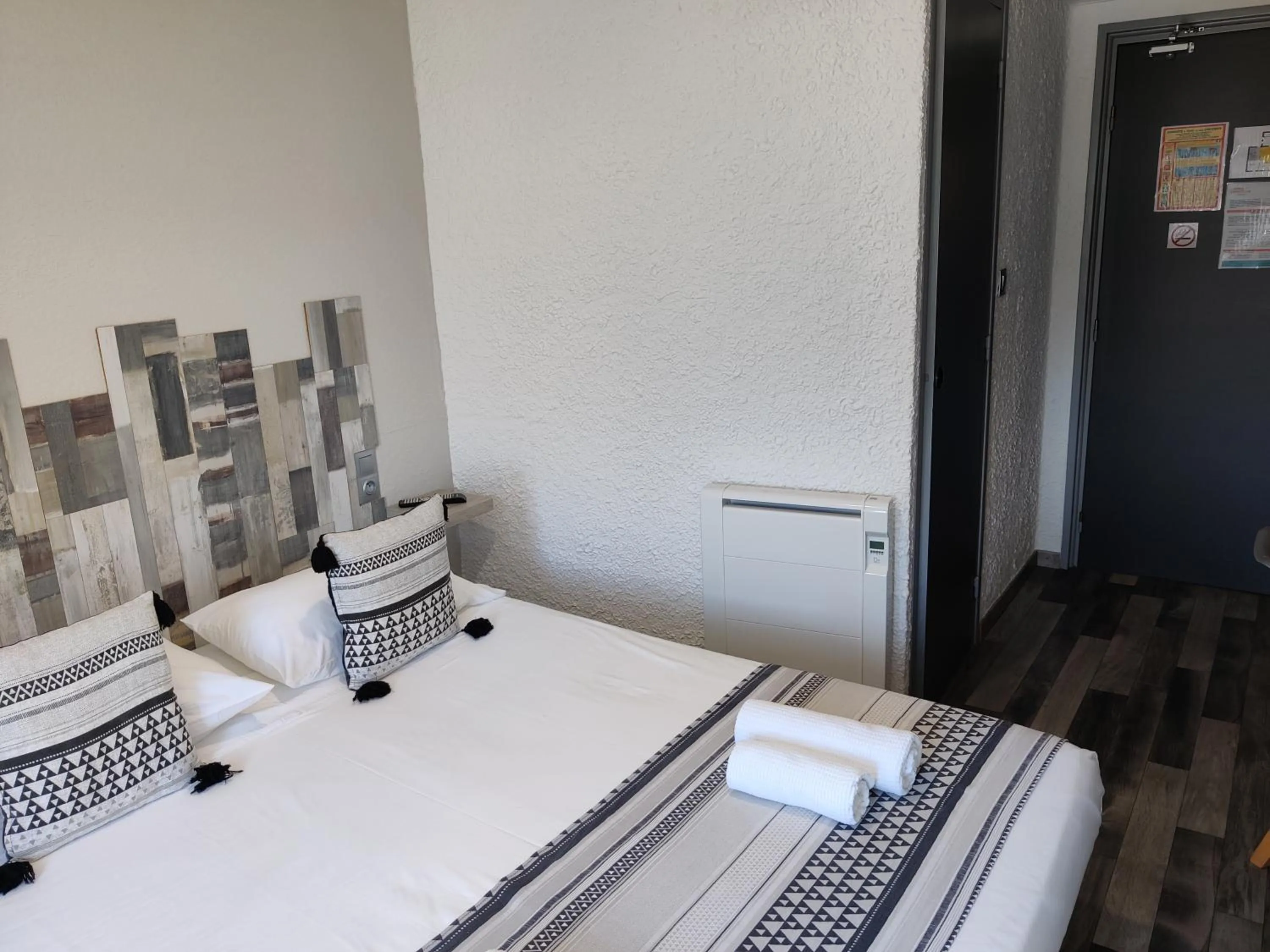 Bed in Hotel Les Voyageurs - Vogüé