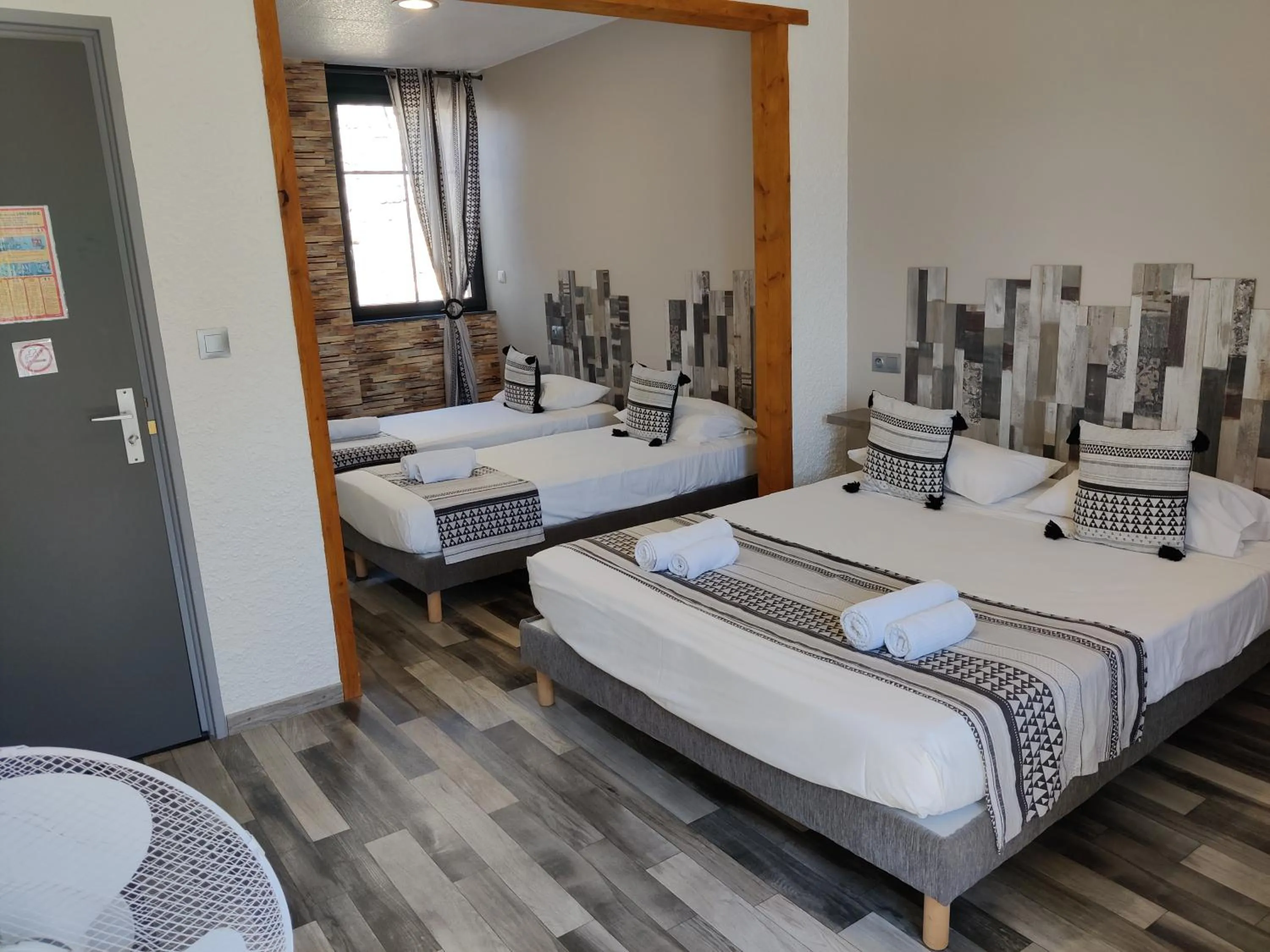 Bed in Hotel Les Voyageurs - Vogüé