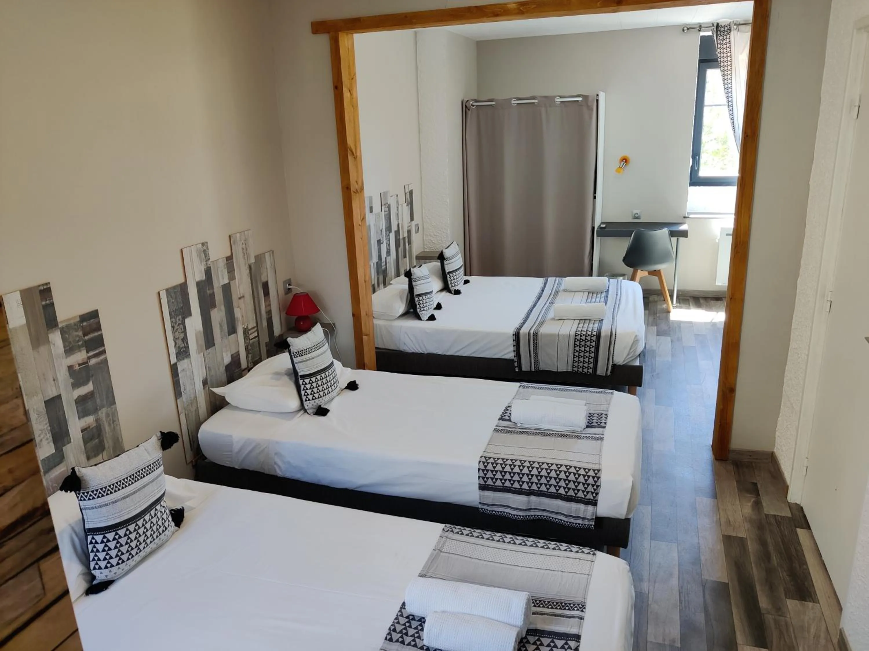 Bed in Hotel Les Voyageurs - Vogüé