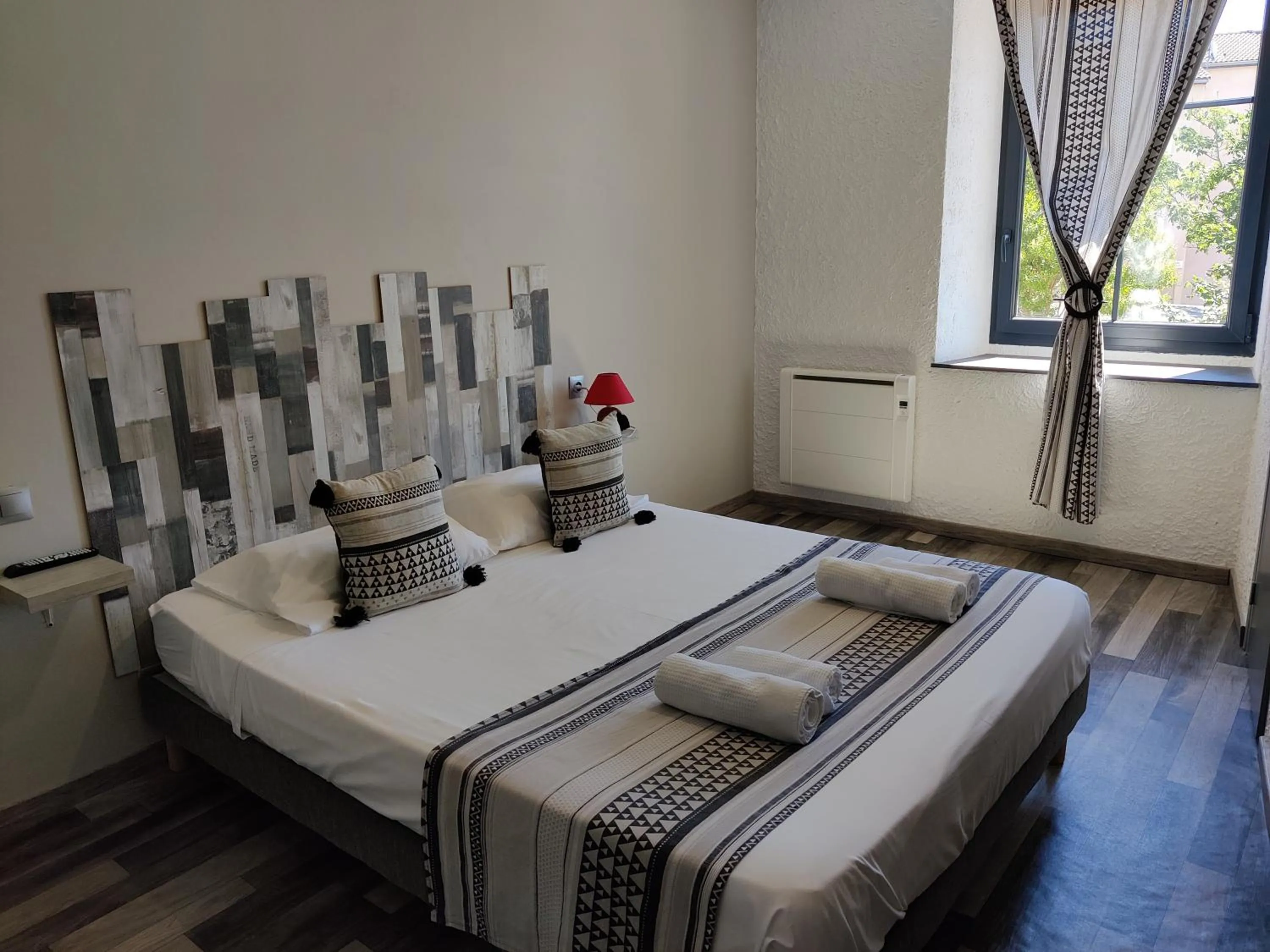 Bed in Hotel Les Voyageurs - Vogüé