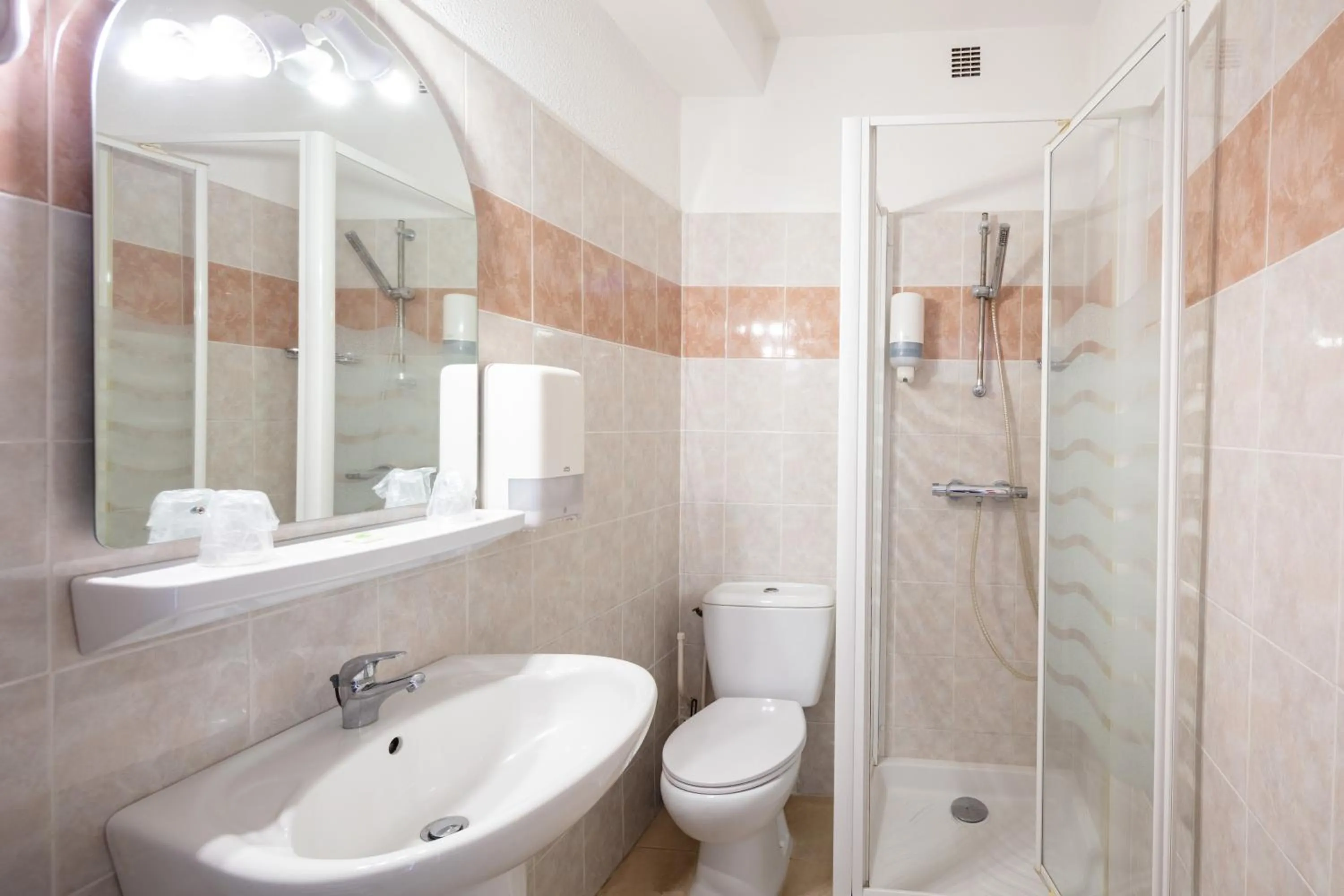 Shower in Hôtel Le Belvedere